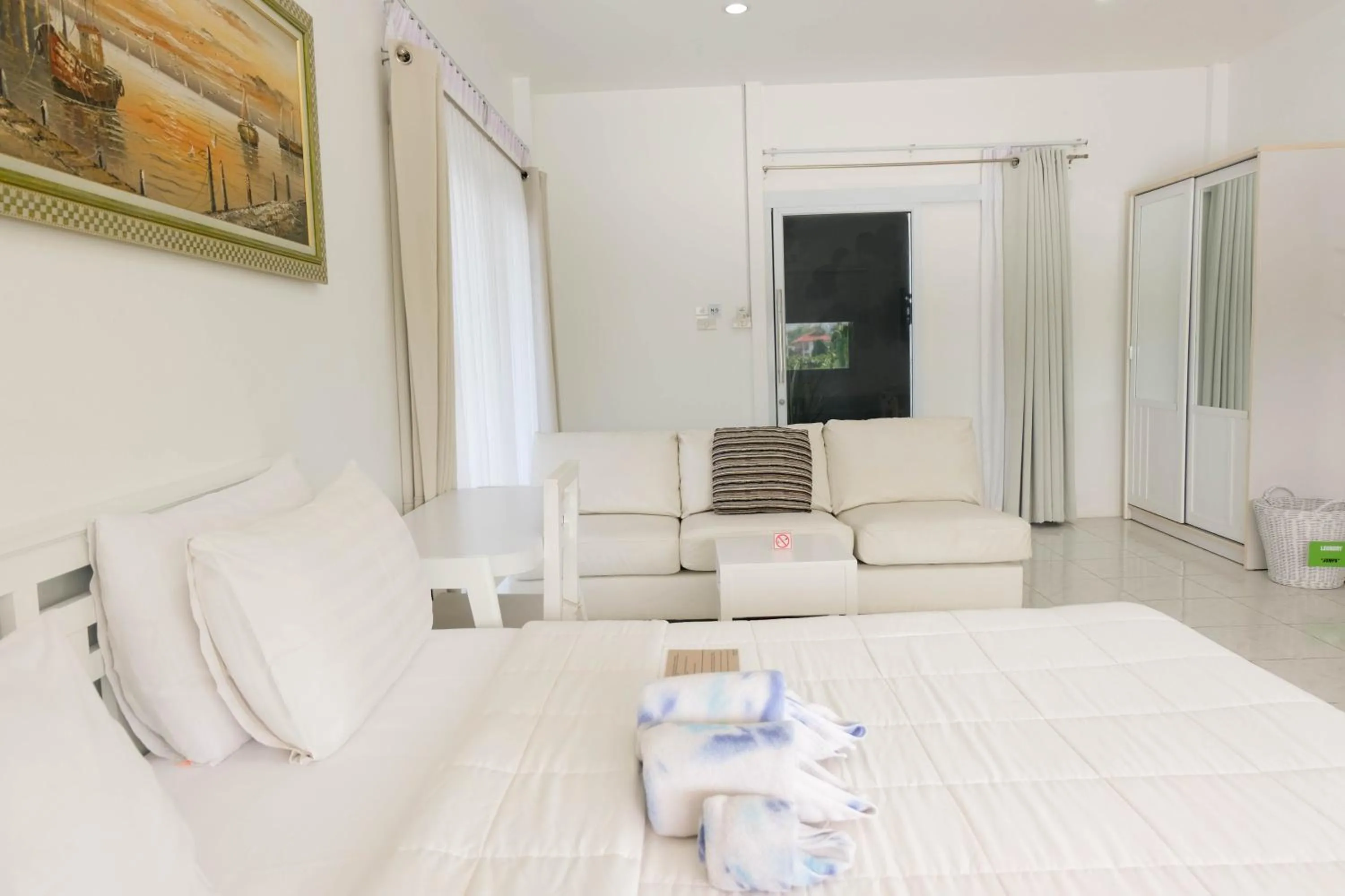 Photo of the whole room, Bed in Baan Poon Garden