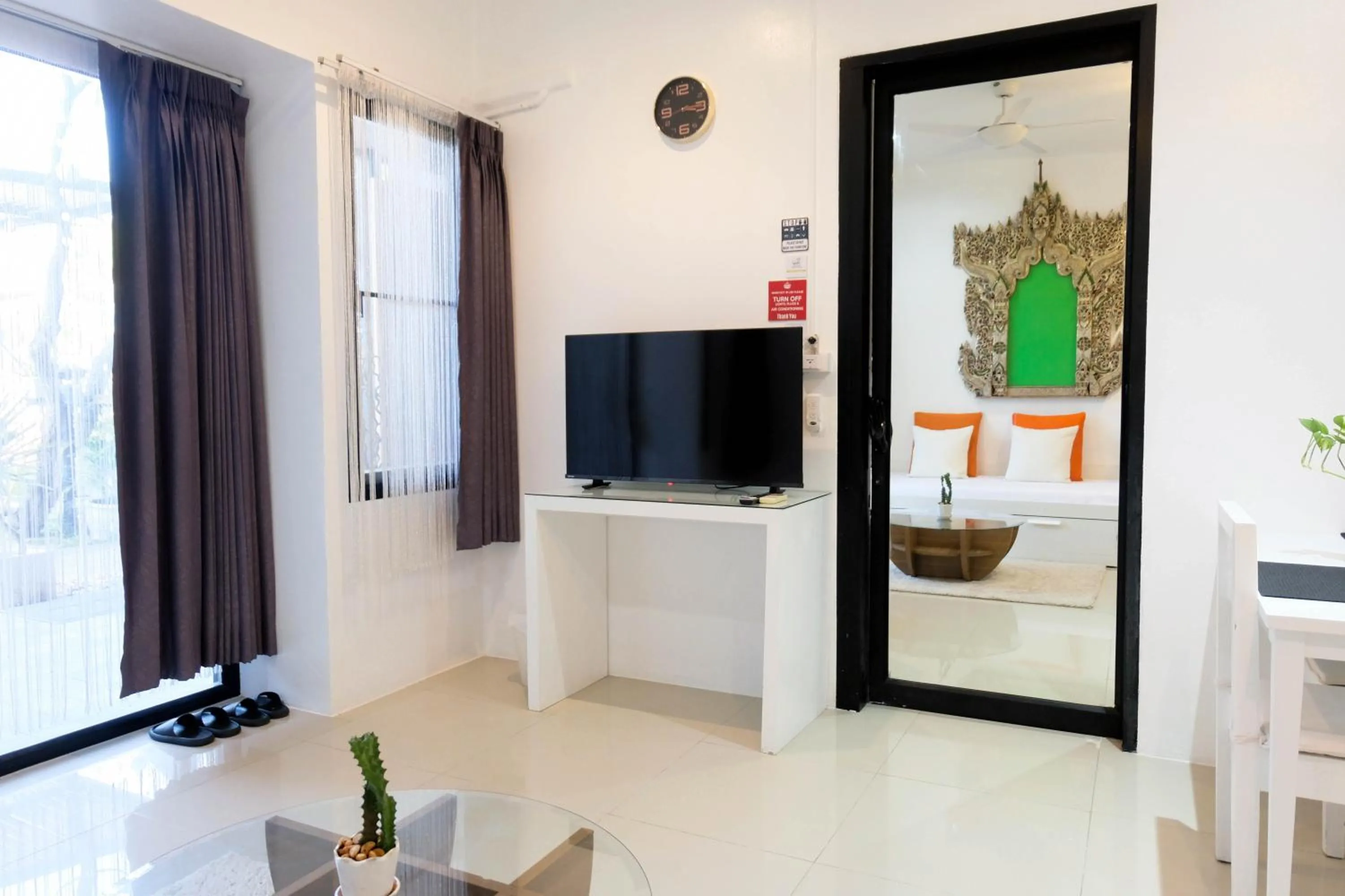 Communal lounge/ TV room in Baan Poon Garden