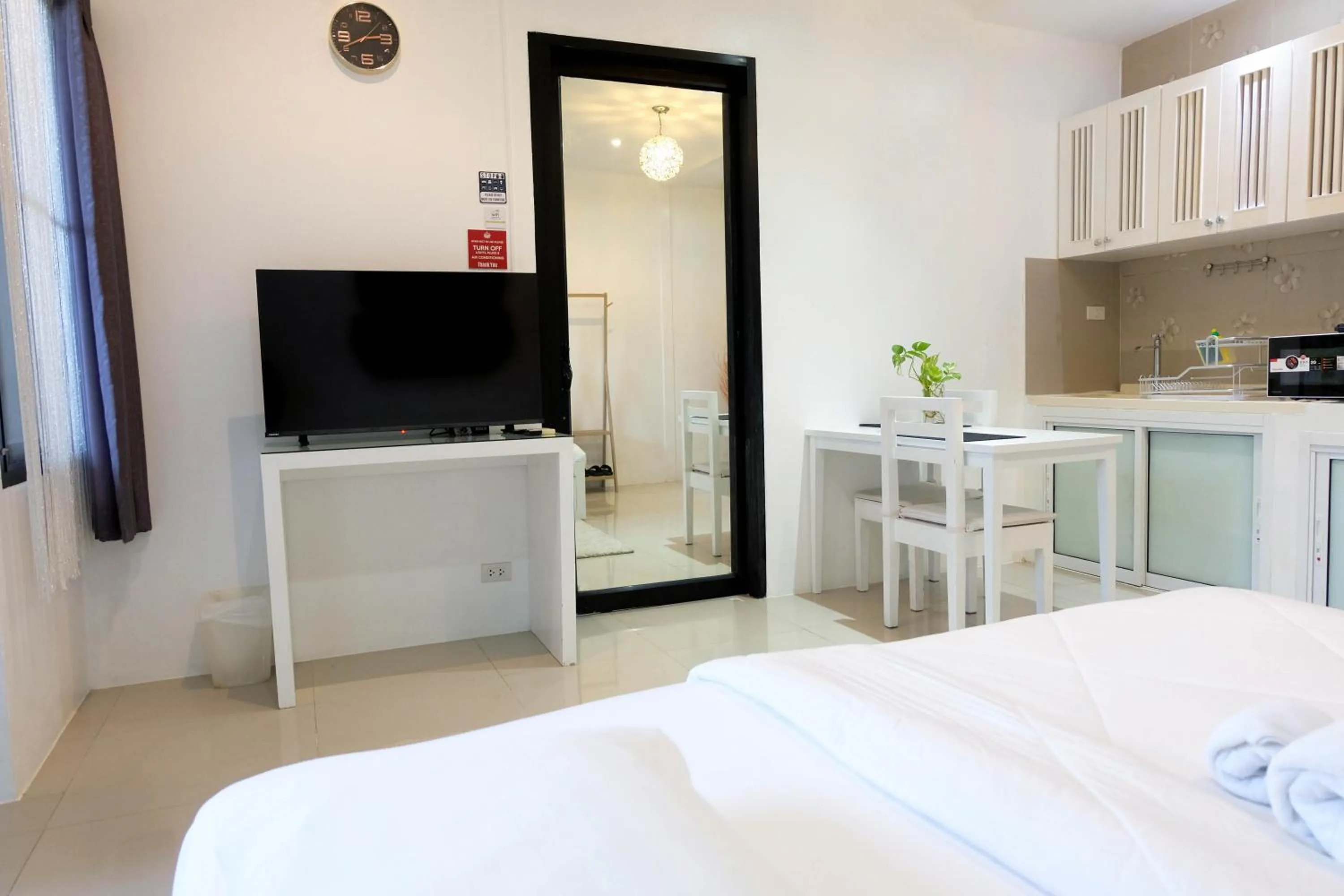 Communal lounge/ TV room, Bed in Baan Poon Garden