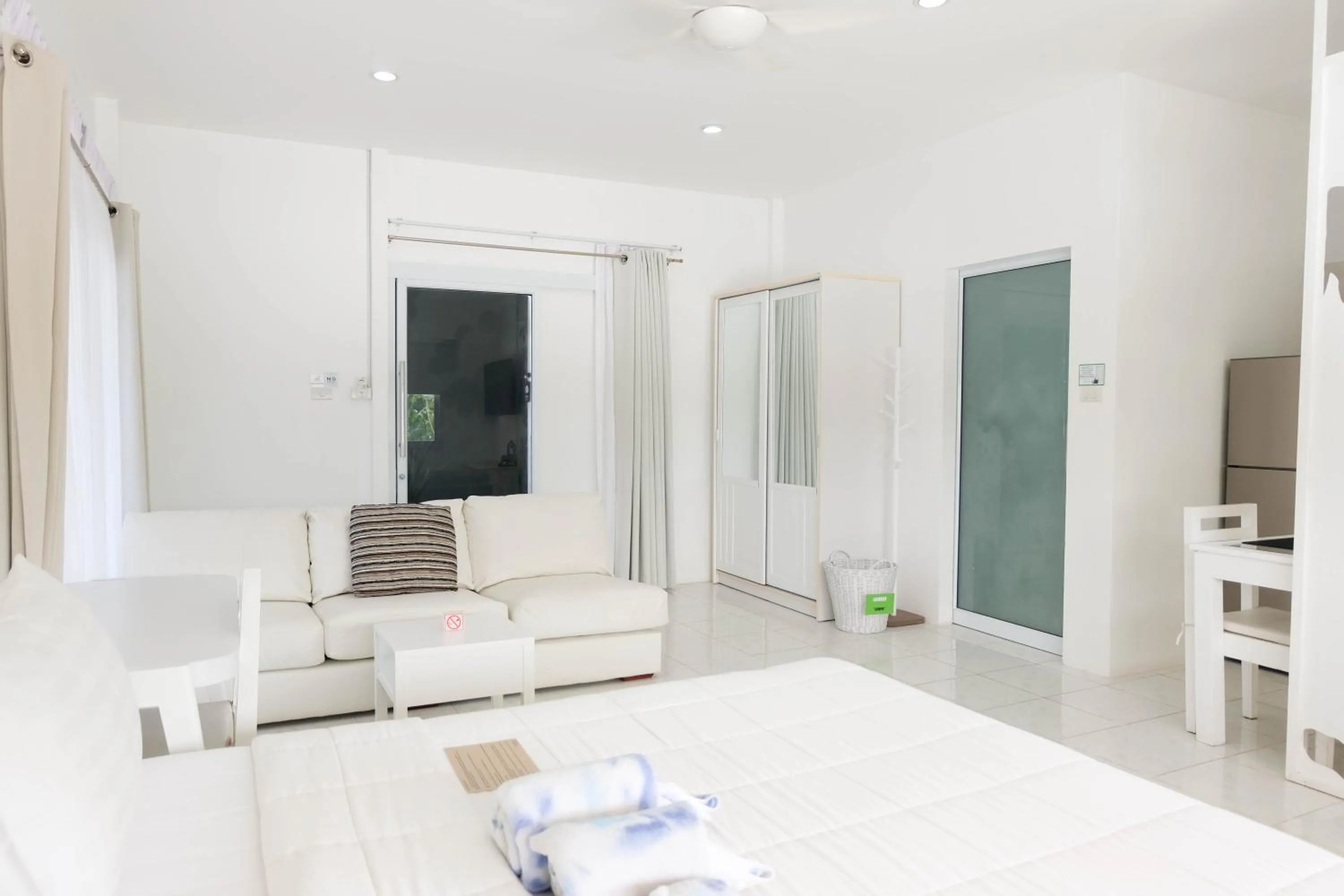 Living room, Bed in Baan Poon Garden