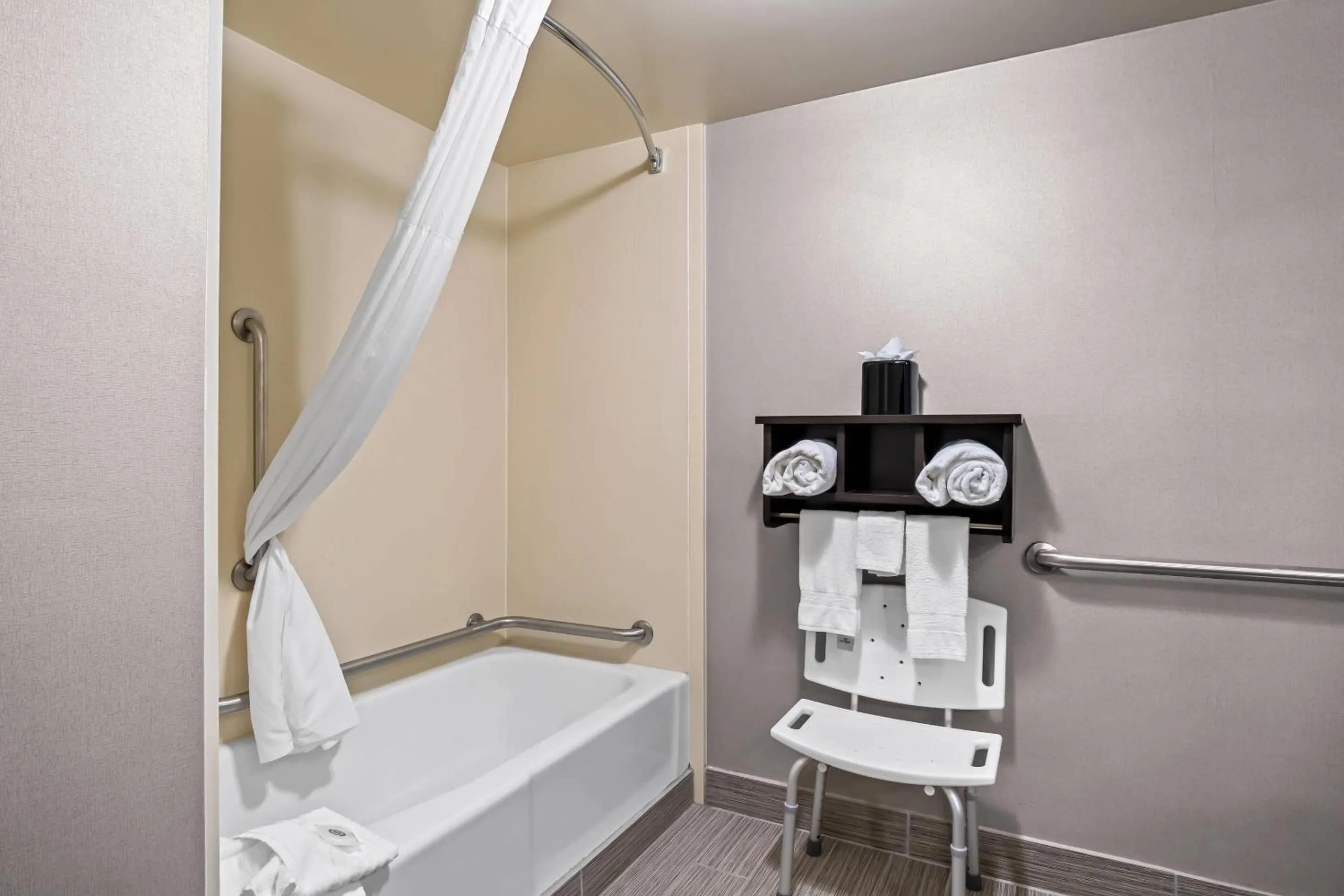 Bedroom in Comfort Inn Cadillac