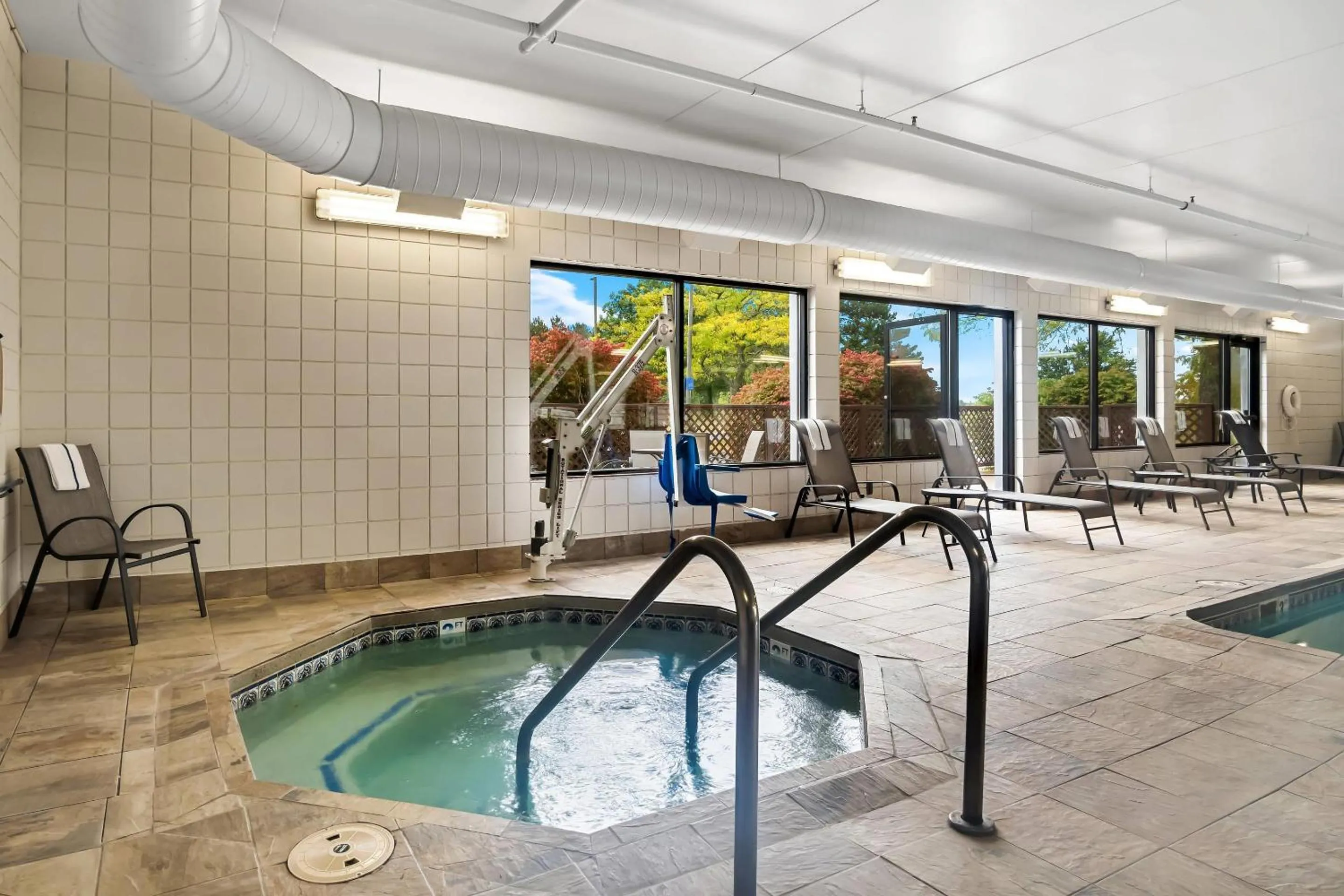 Swimming pool in Comfort Inn Cadillac