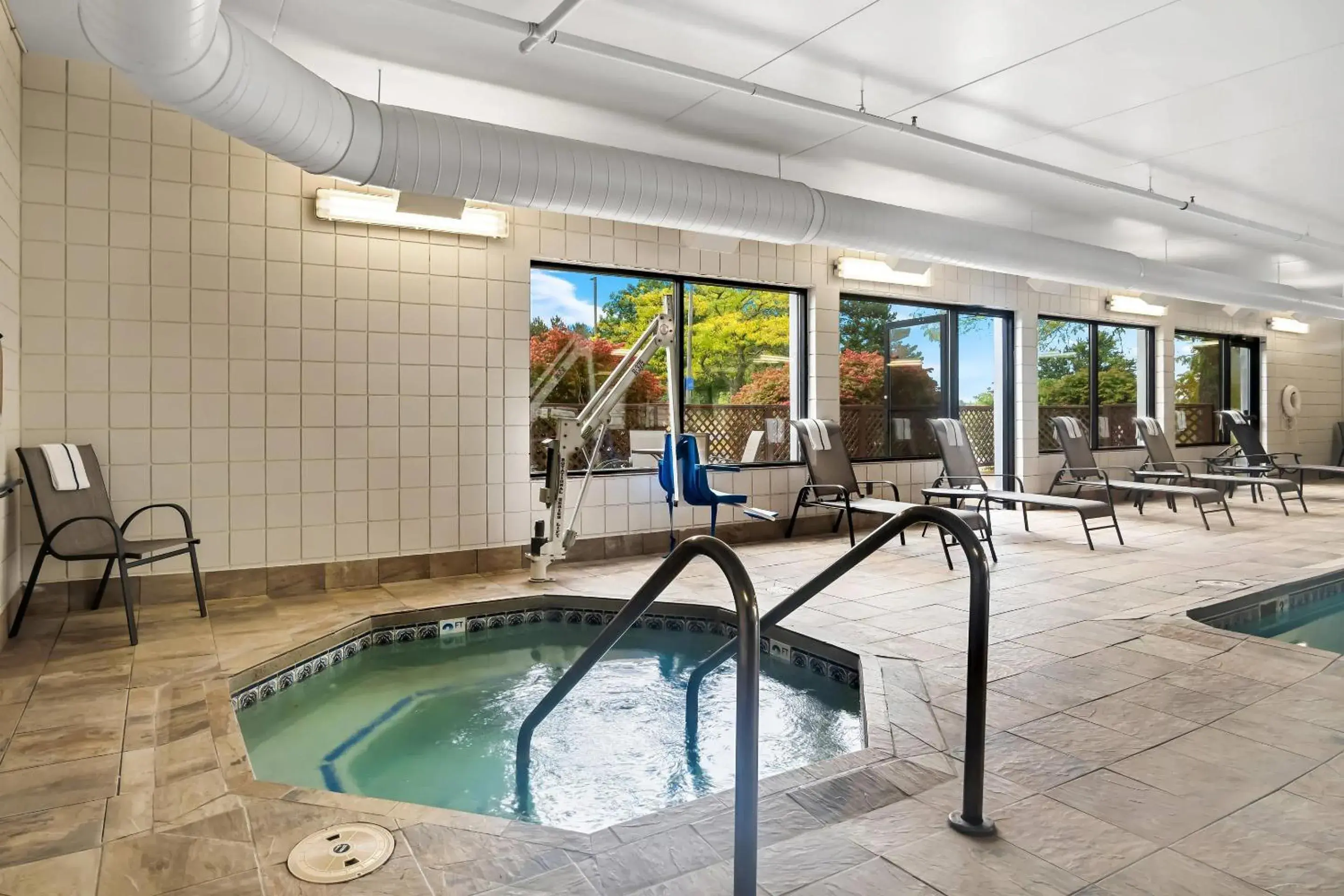 Swimming pool in Comfort Inn Cadillac Swimming pool in Comfort Inn Cadillac