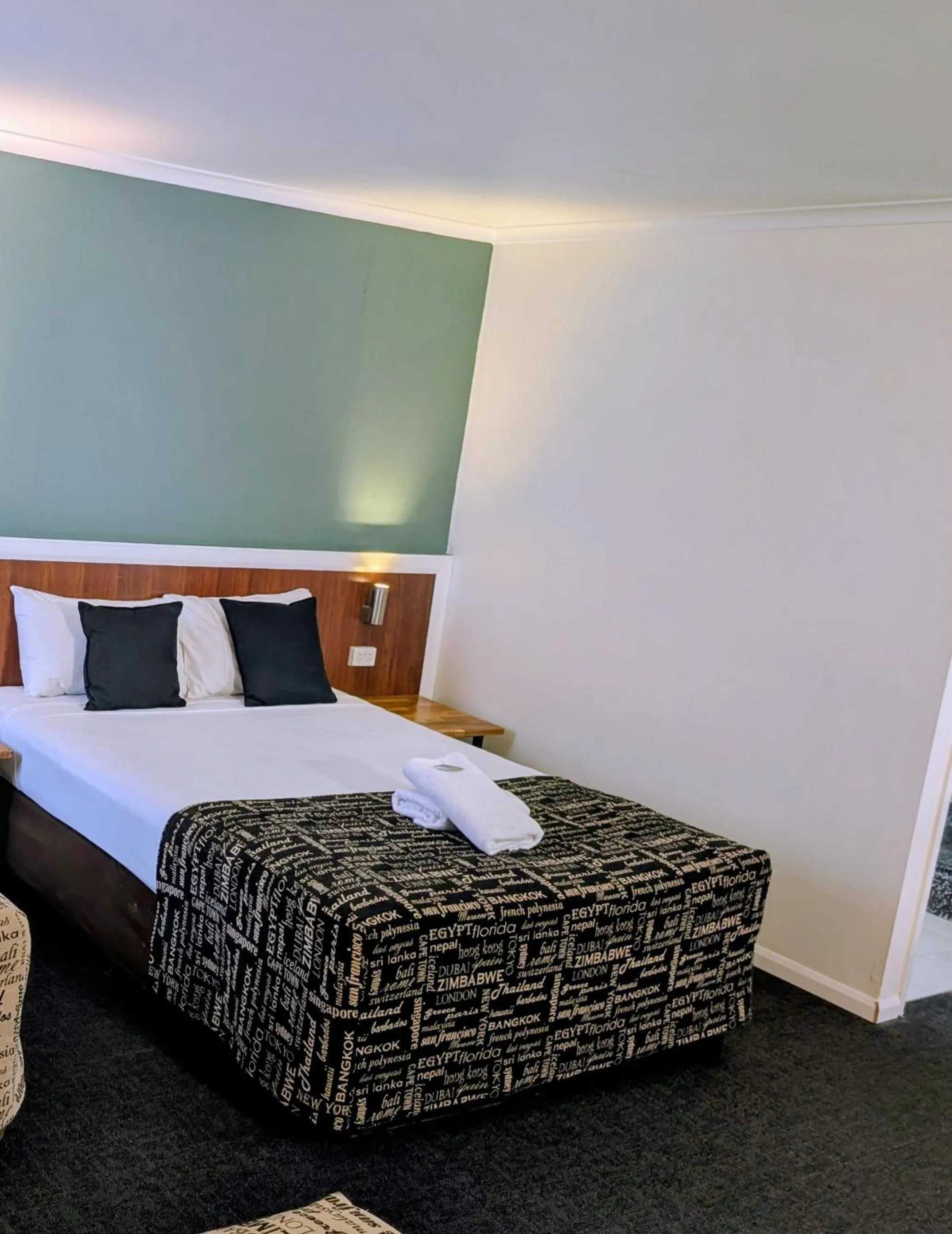 Bed in Hampton Villa Motel