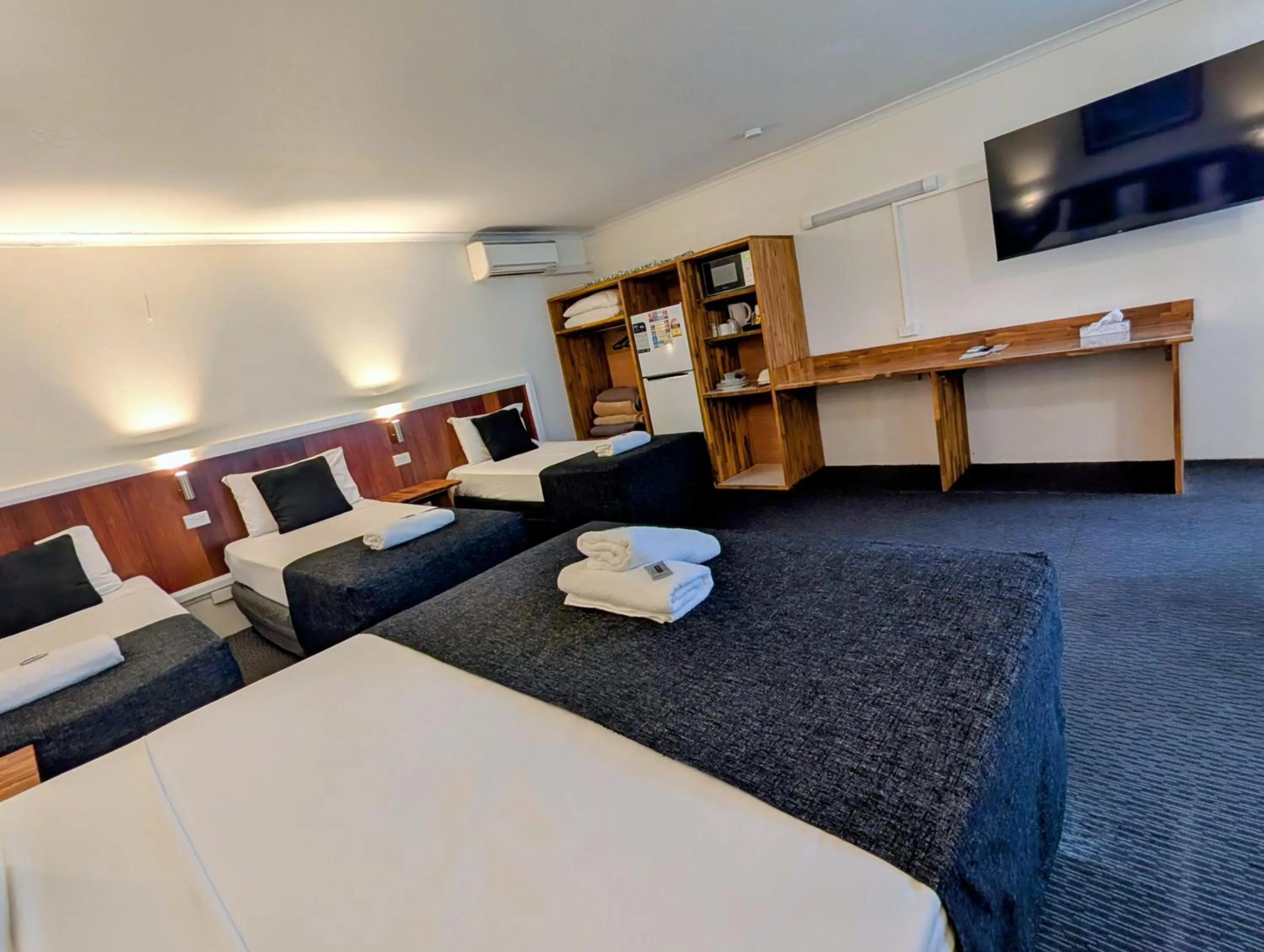 Bedroom, Bed in Hampton Villa Motel