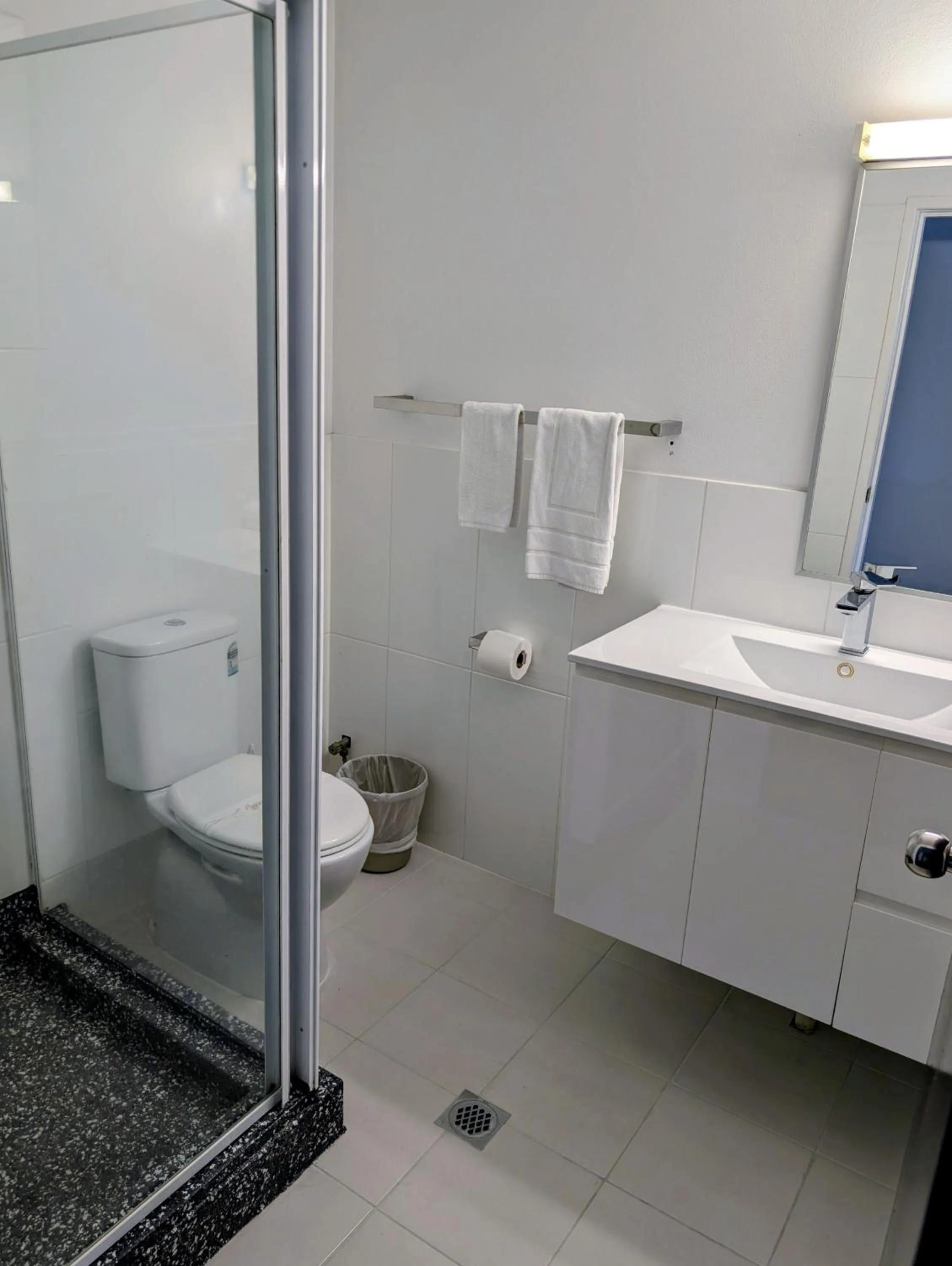 Shower in Hampton Villa Motel