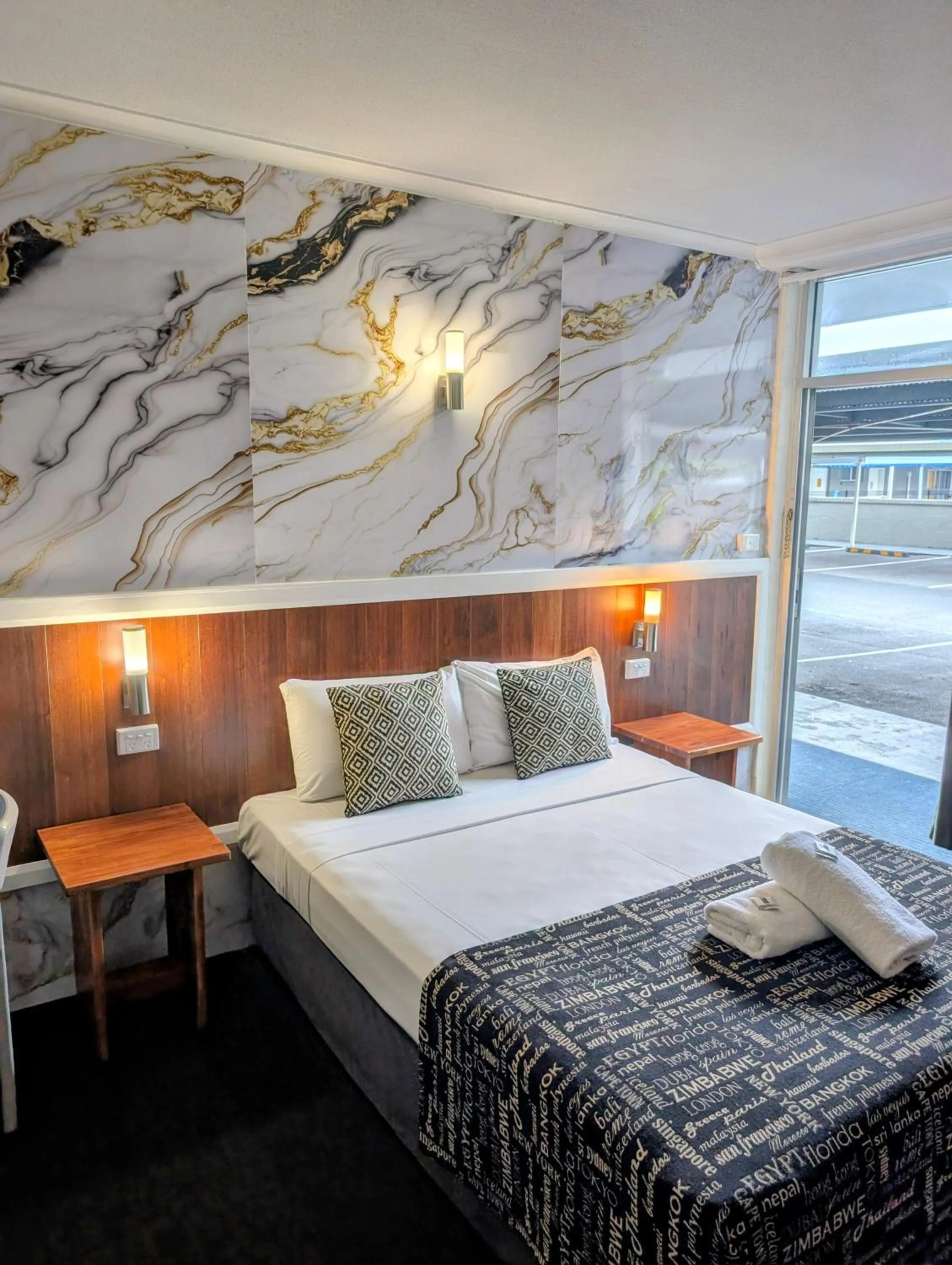 Bedroom, Bed in Hampton Villa Motel