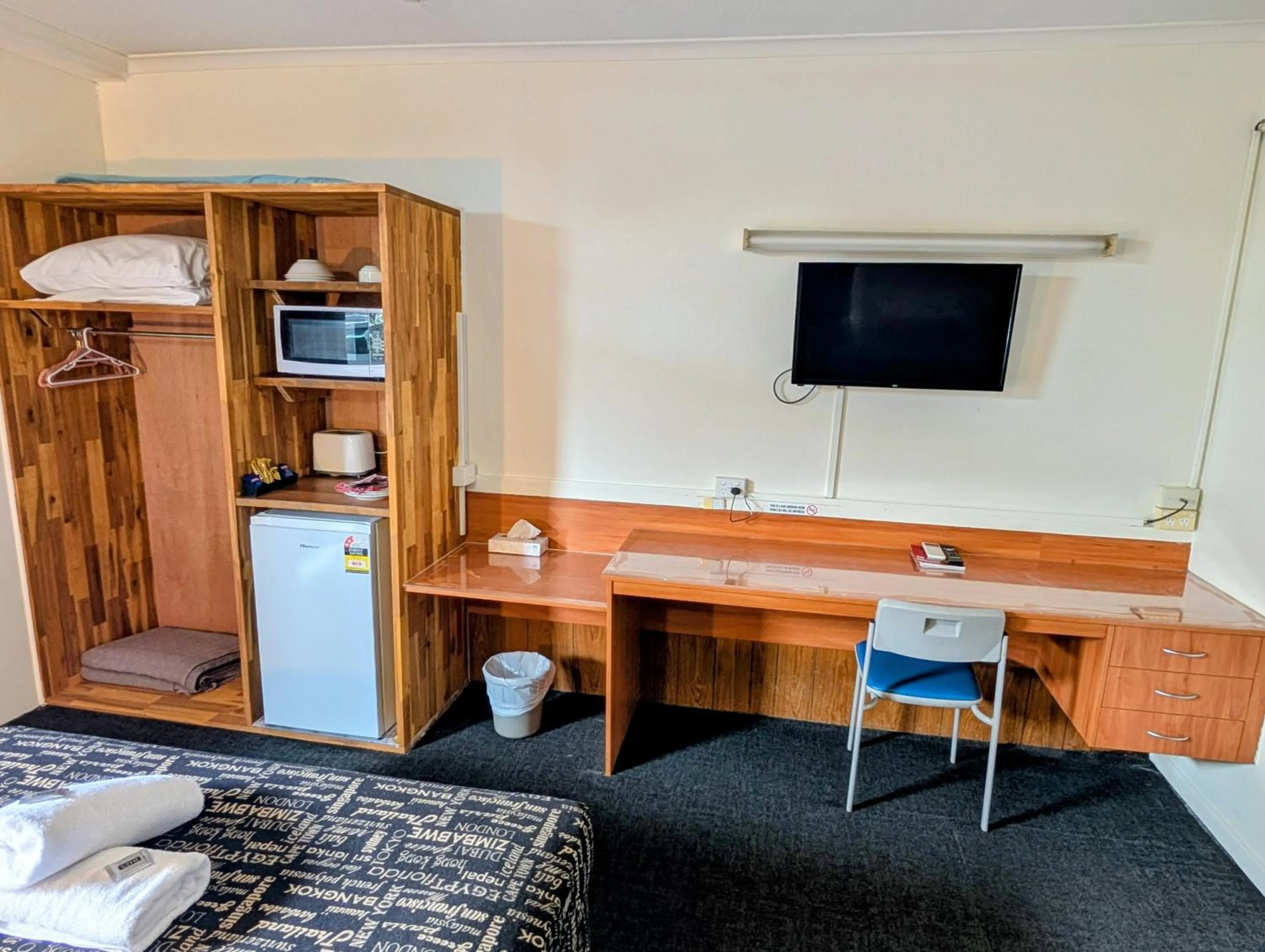 TV and multimedia in Hampton Villa Motel