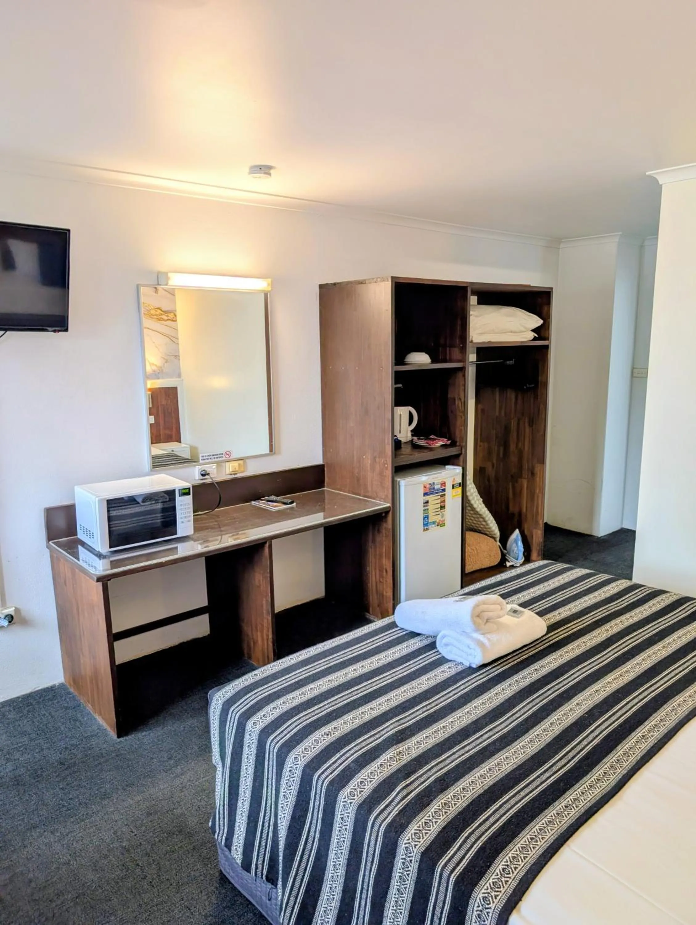 Bedroom, Bed in Hampton Villa Motel