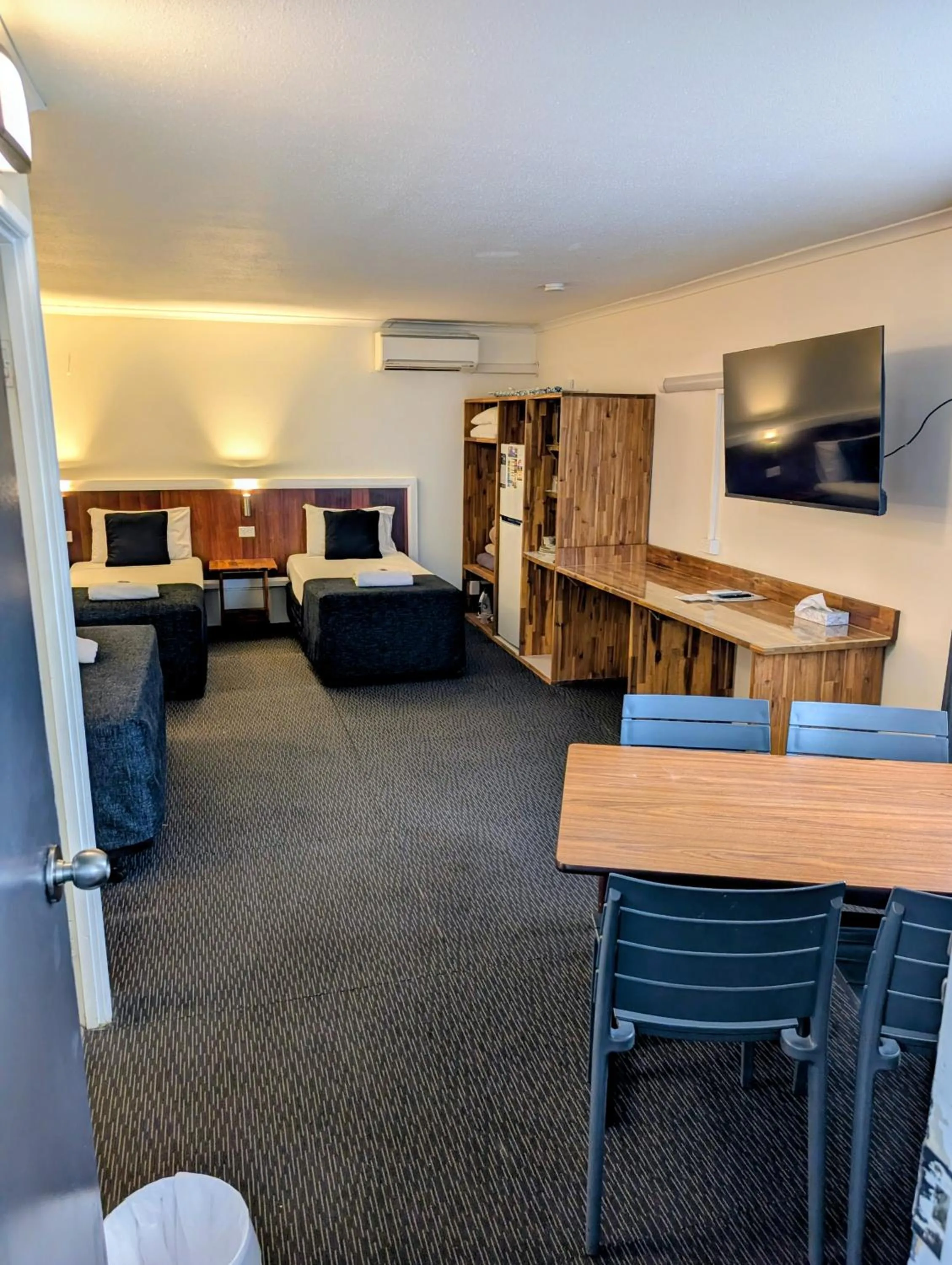 TV and multimedia in Hampton Villa Motel