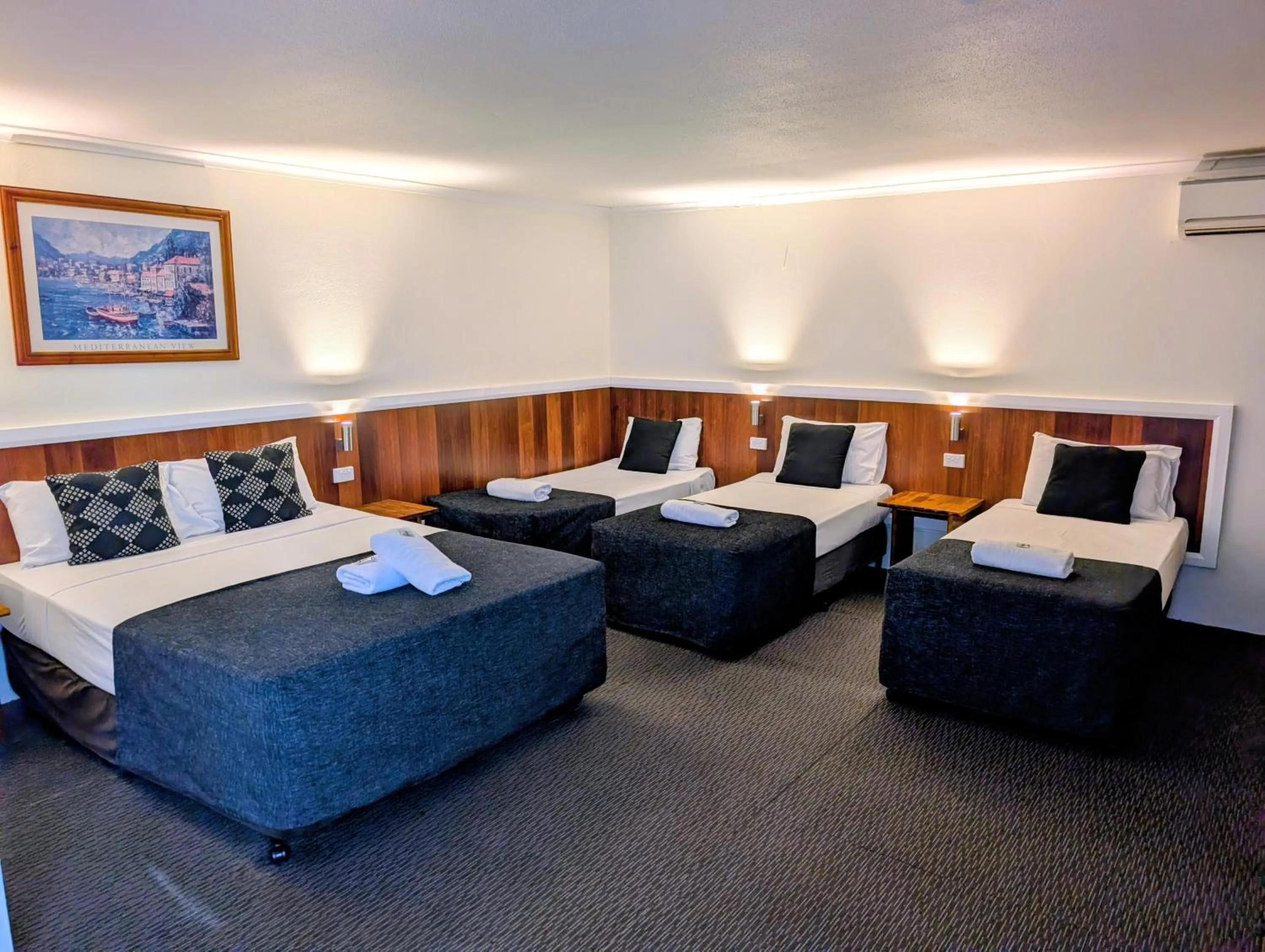 Bed in Hampton Villa Motel