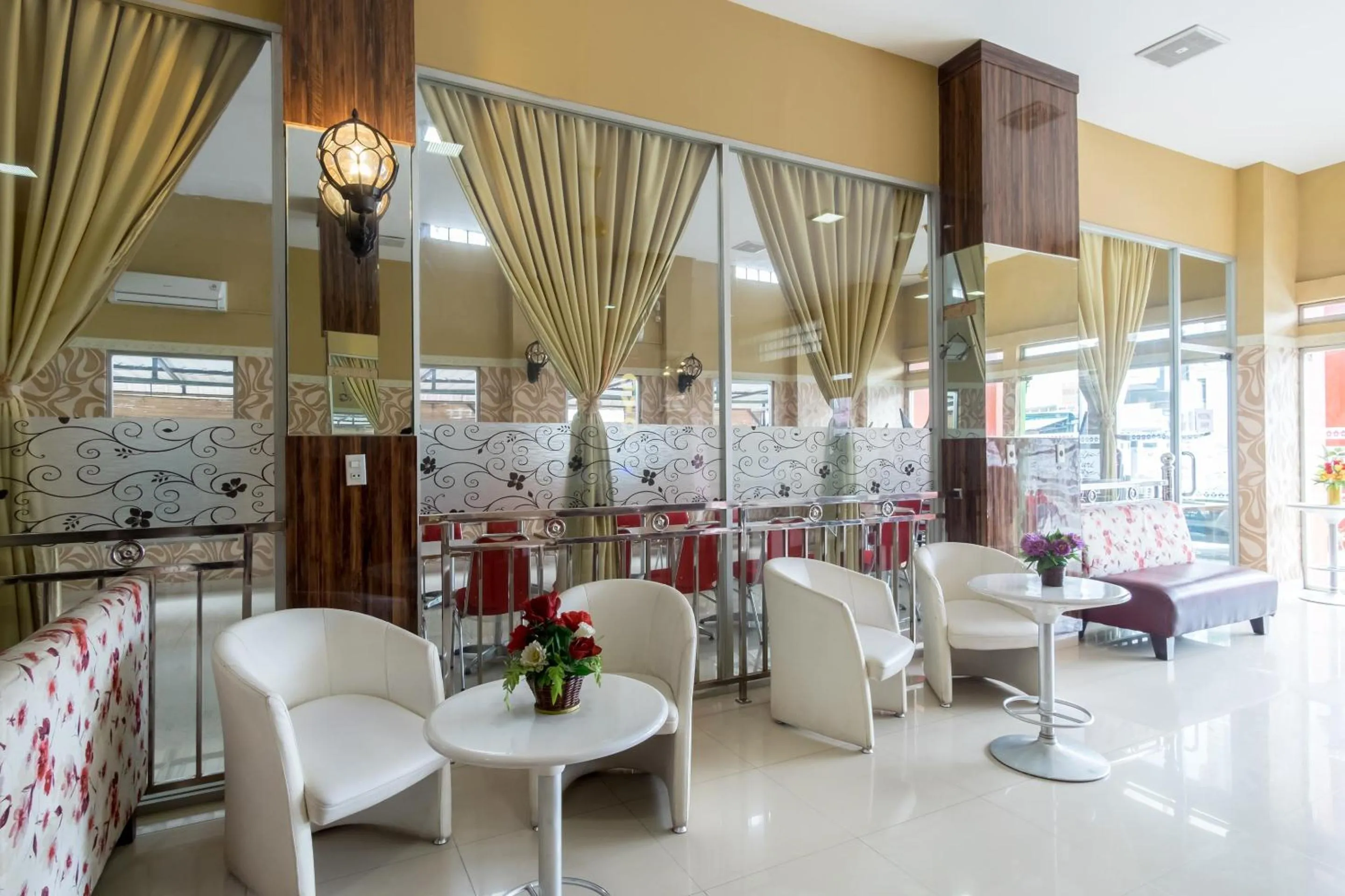 Restaurant/places to eat in Capital O 615 Residence Puri Hotel Syariah