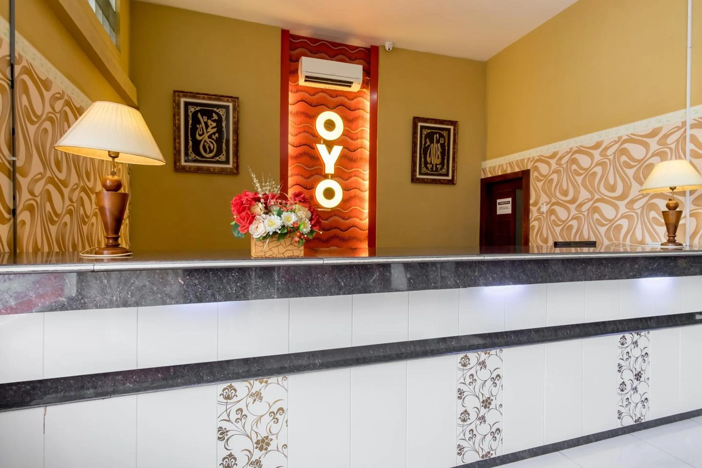 Lobby or reception in Capital O 615 Residence Puri Hotel Syariah