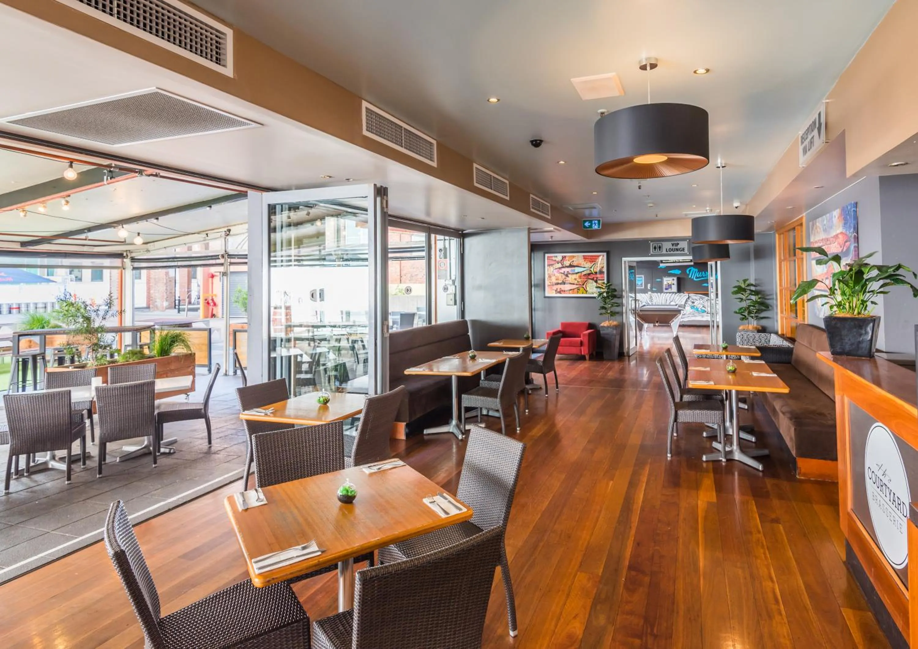 Restaurant/places to eat in Clarendon Hotel