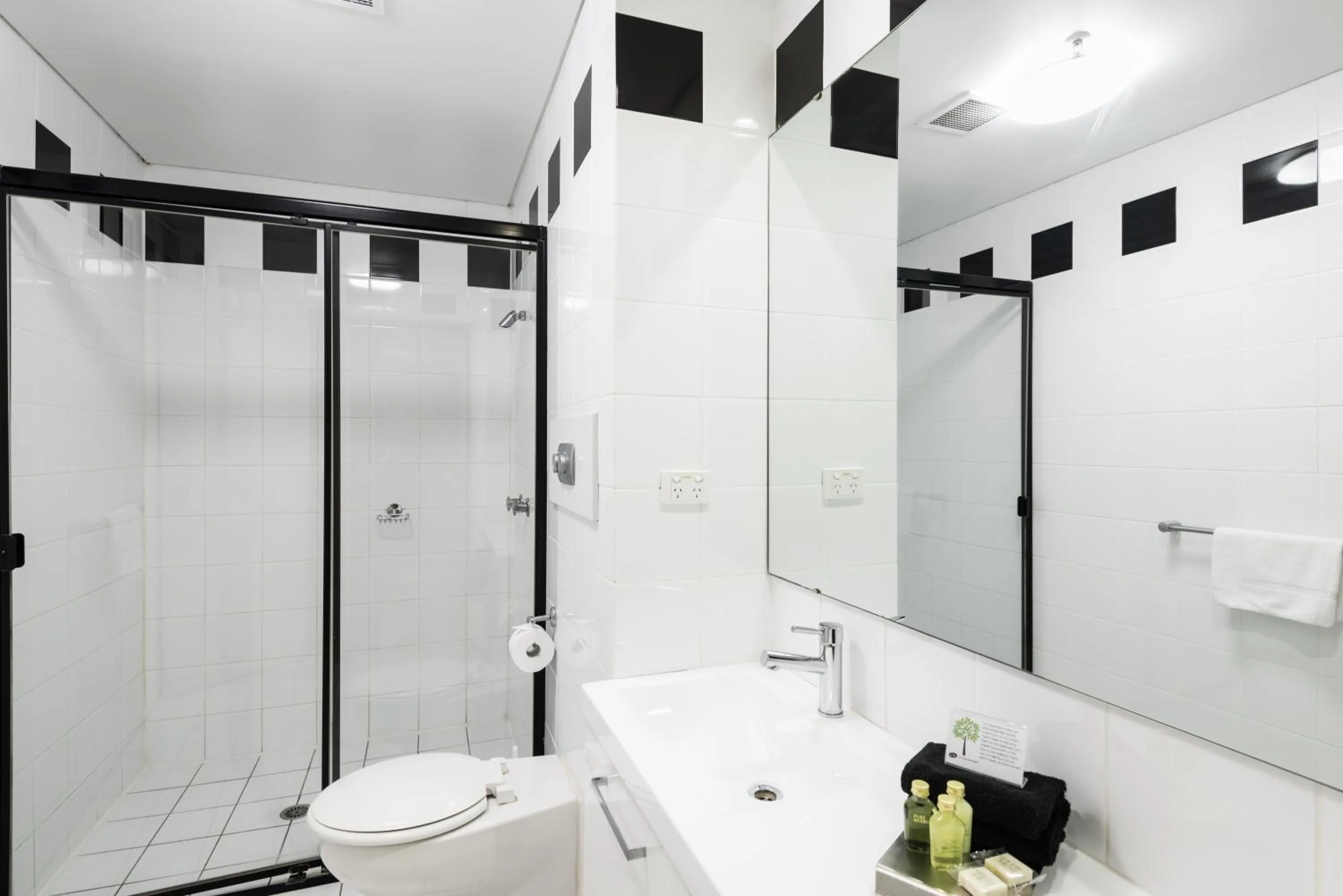 Shower in Clarendon Hotel