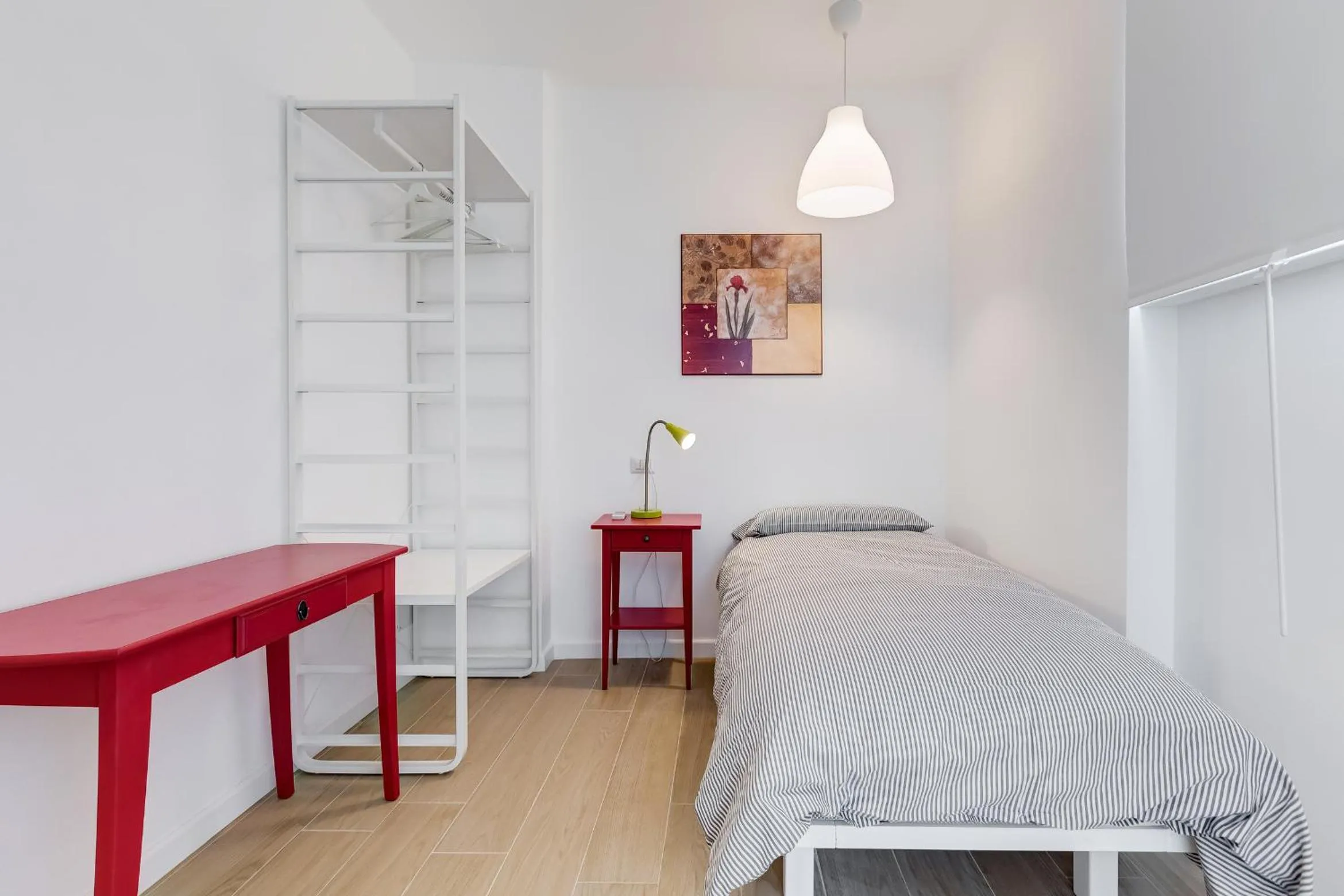 Bed in Lovely 3 rooms apartment close Trastevere Station