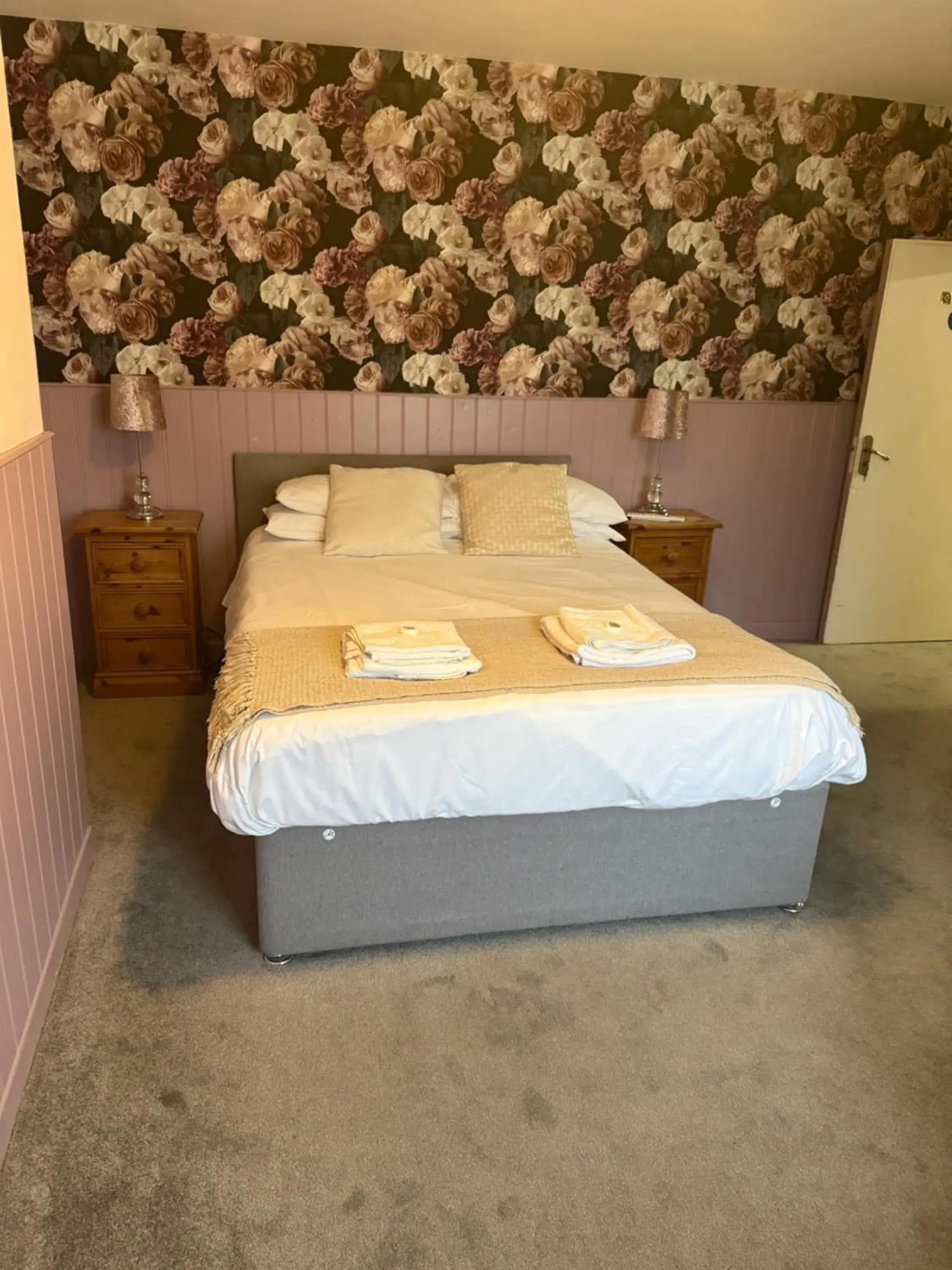 Bedroom, Bed in Wentworth arms Bedroom, Bed in Wentworth arms