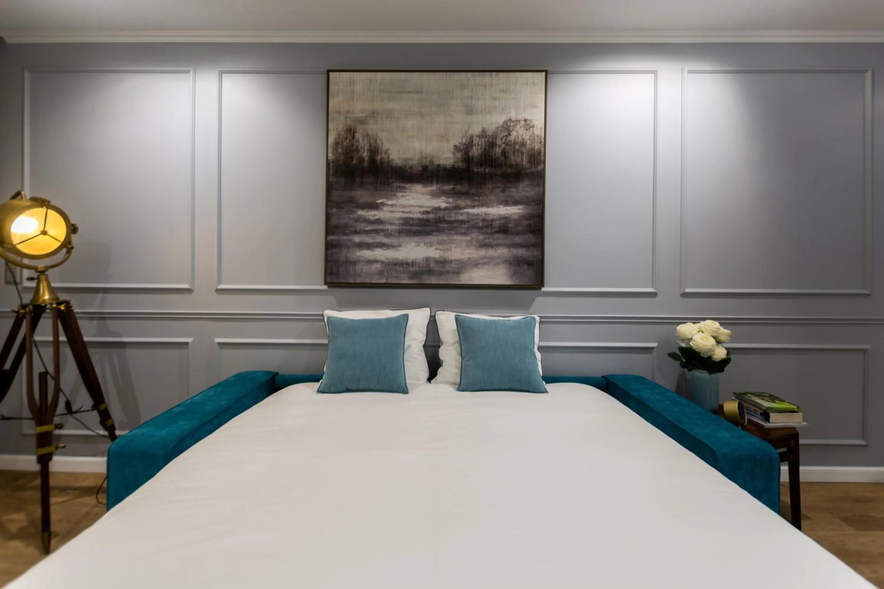 Communal lounge/ TV room, Bed in Azor Central Lodge
