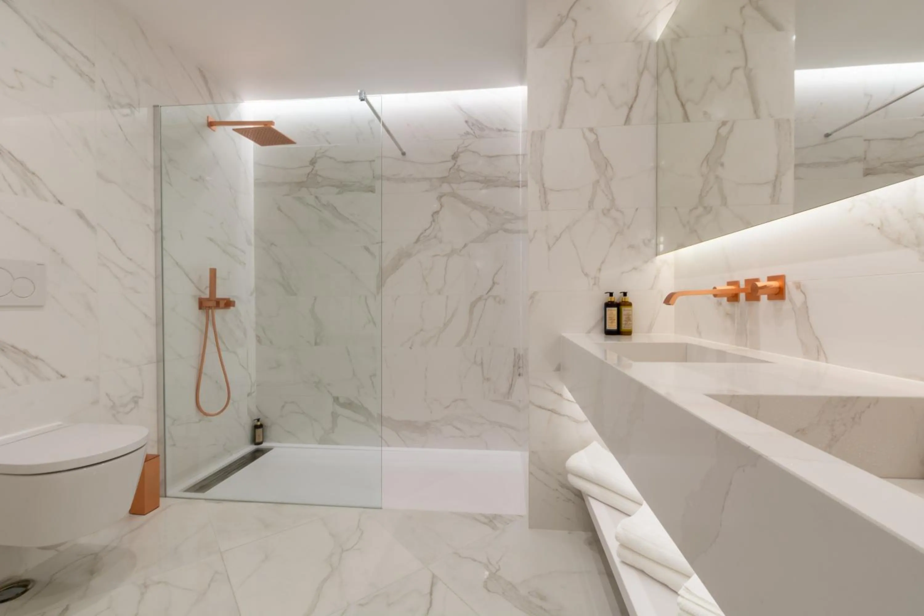 Shower in Azor Central Lodge