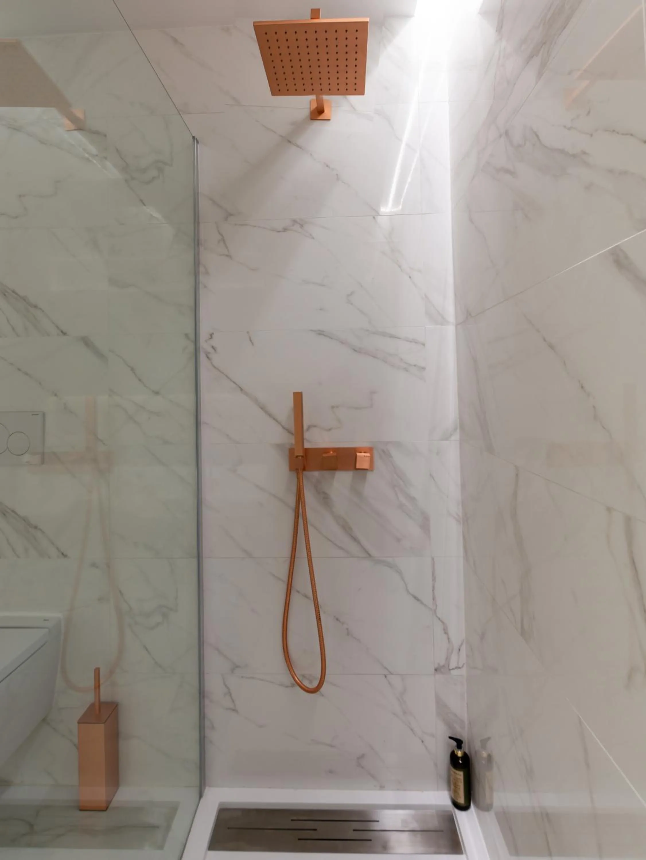 Shower in Azor Central Lodge