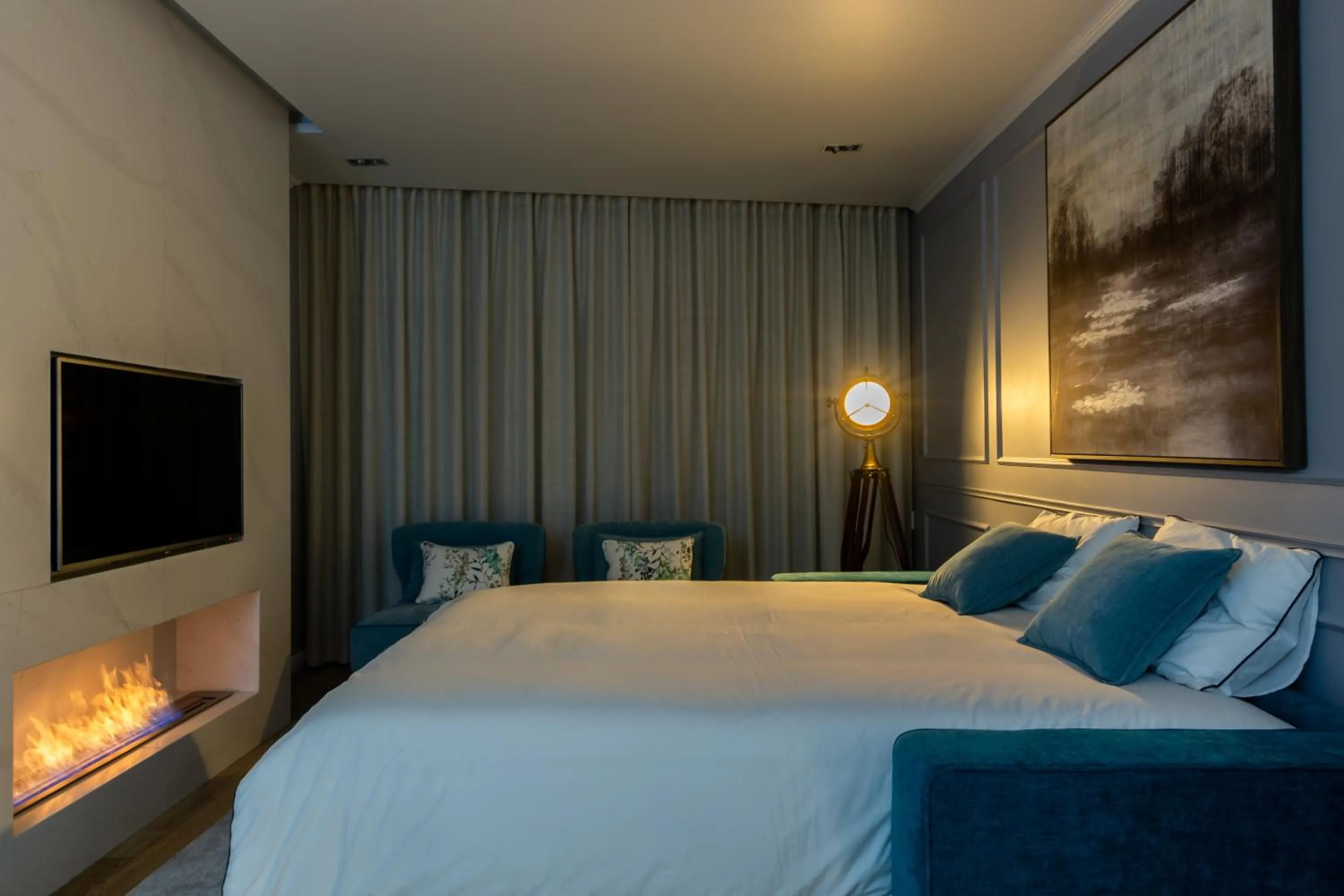 Communal lounge/ TV room, Bed in Azor Central Lodge