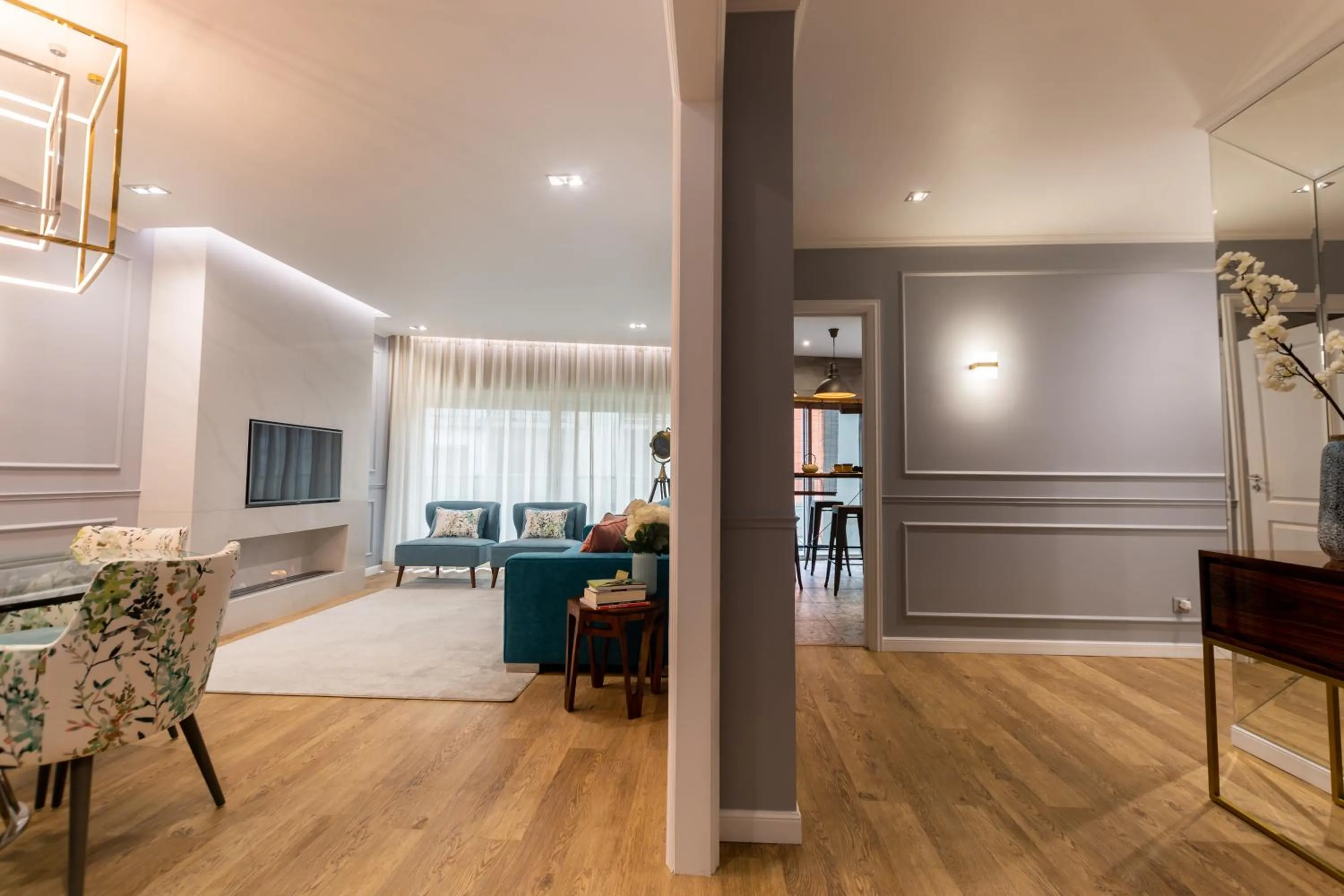 Communal lounge/ TV room in Azor Central Lodge