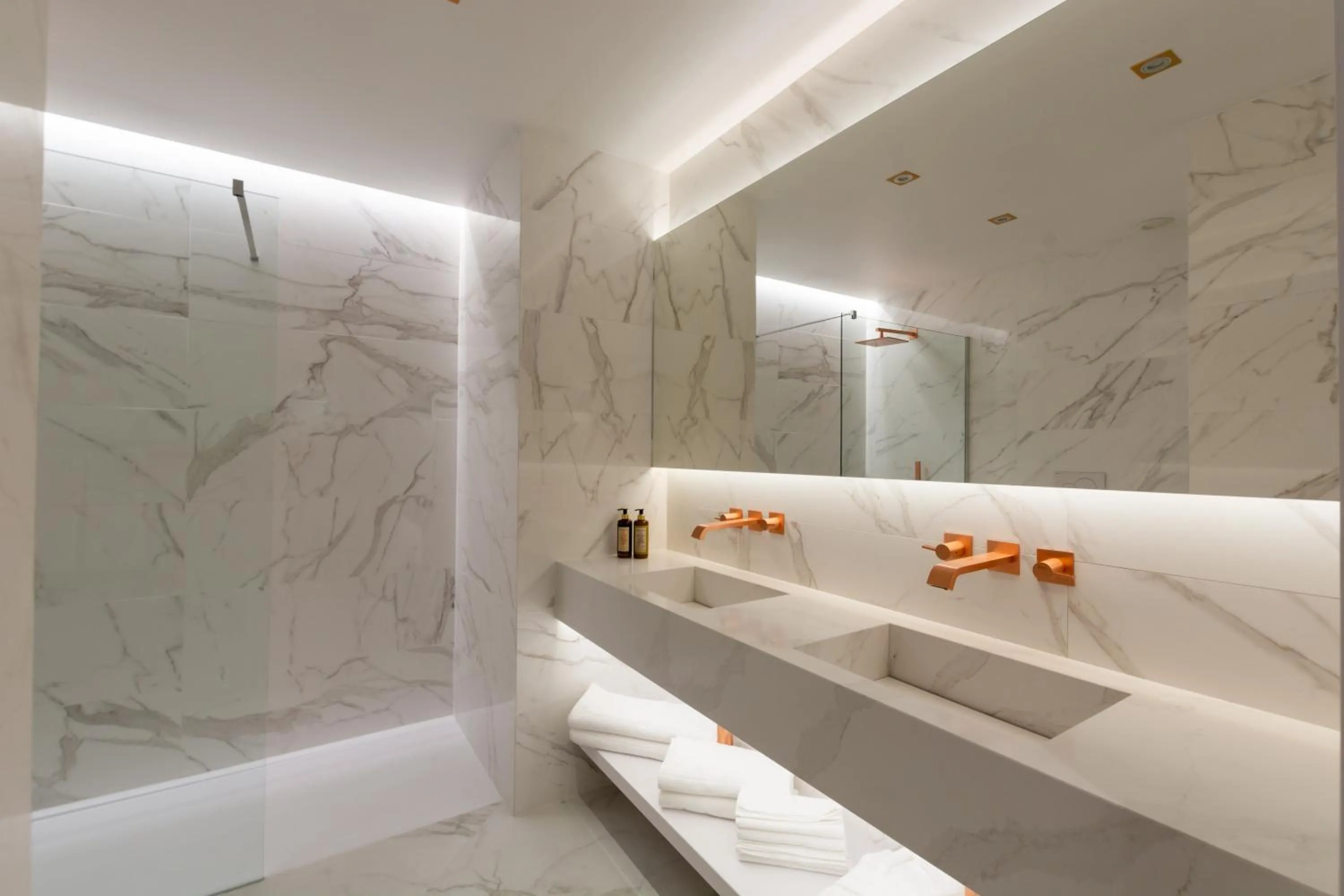 Shower in Azor Central Lodge