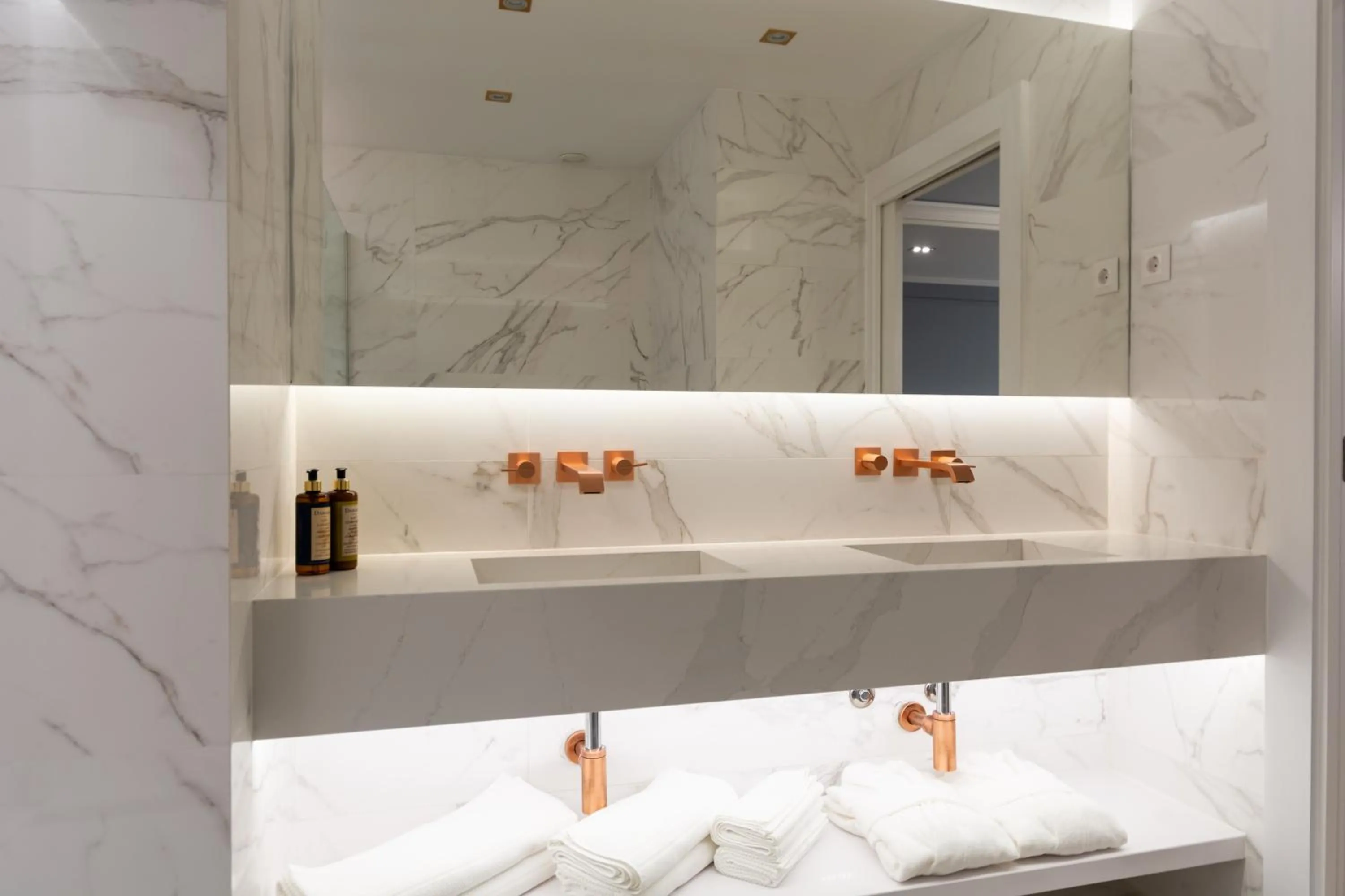 Shower in Azor Central Lodge