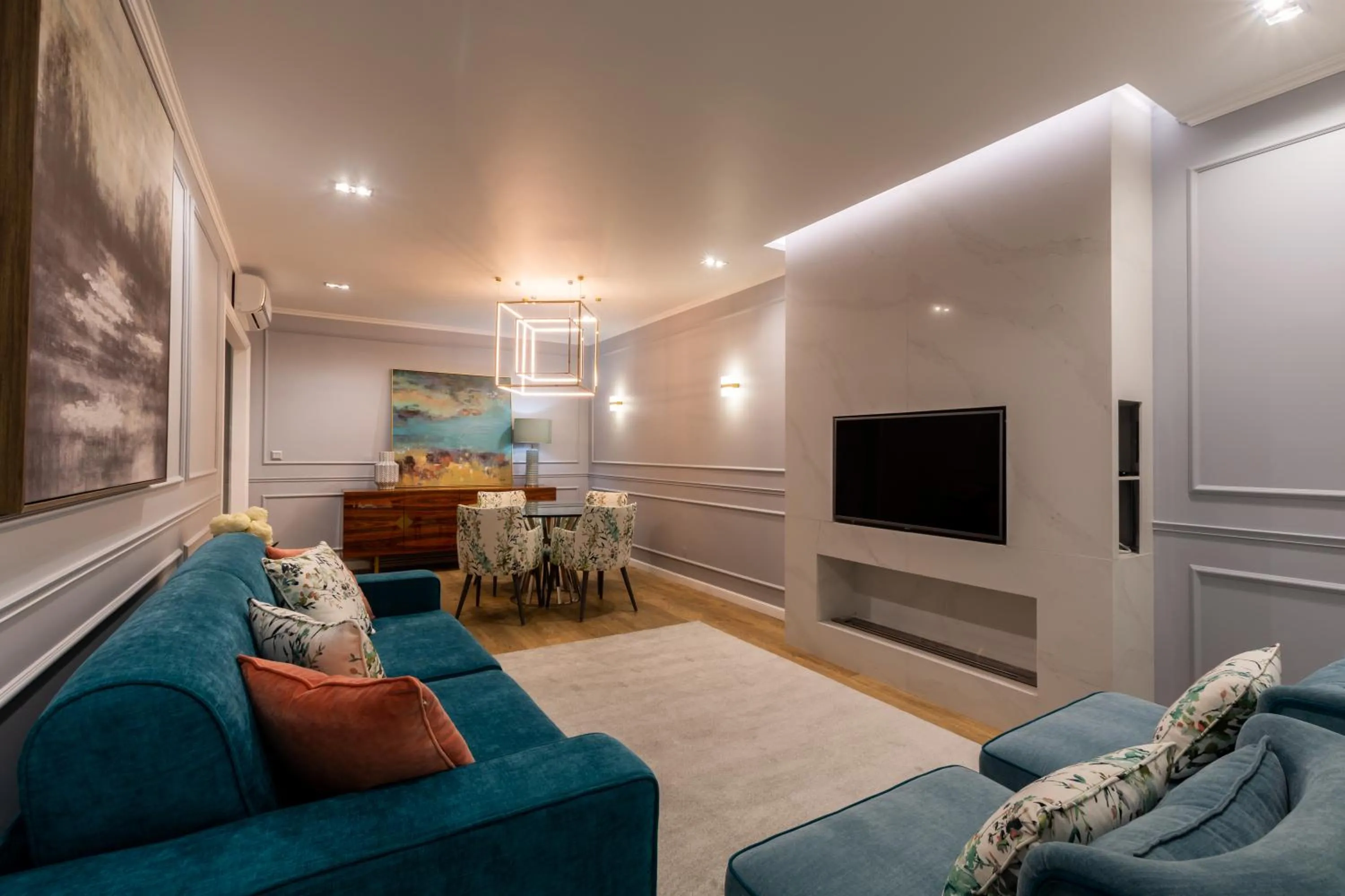 Communal lounge/ TV room in Azor Central Lodge