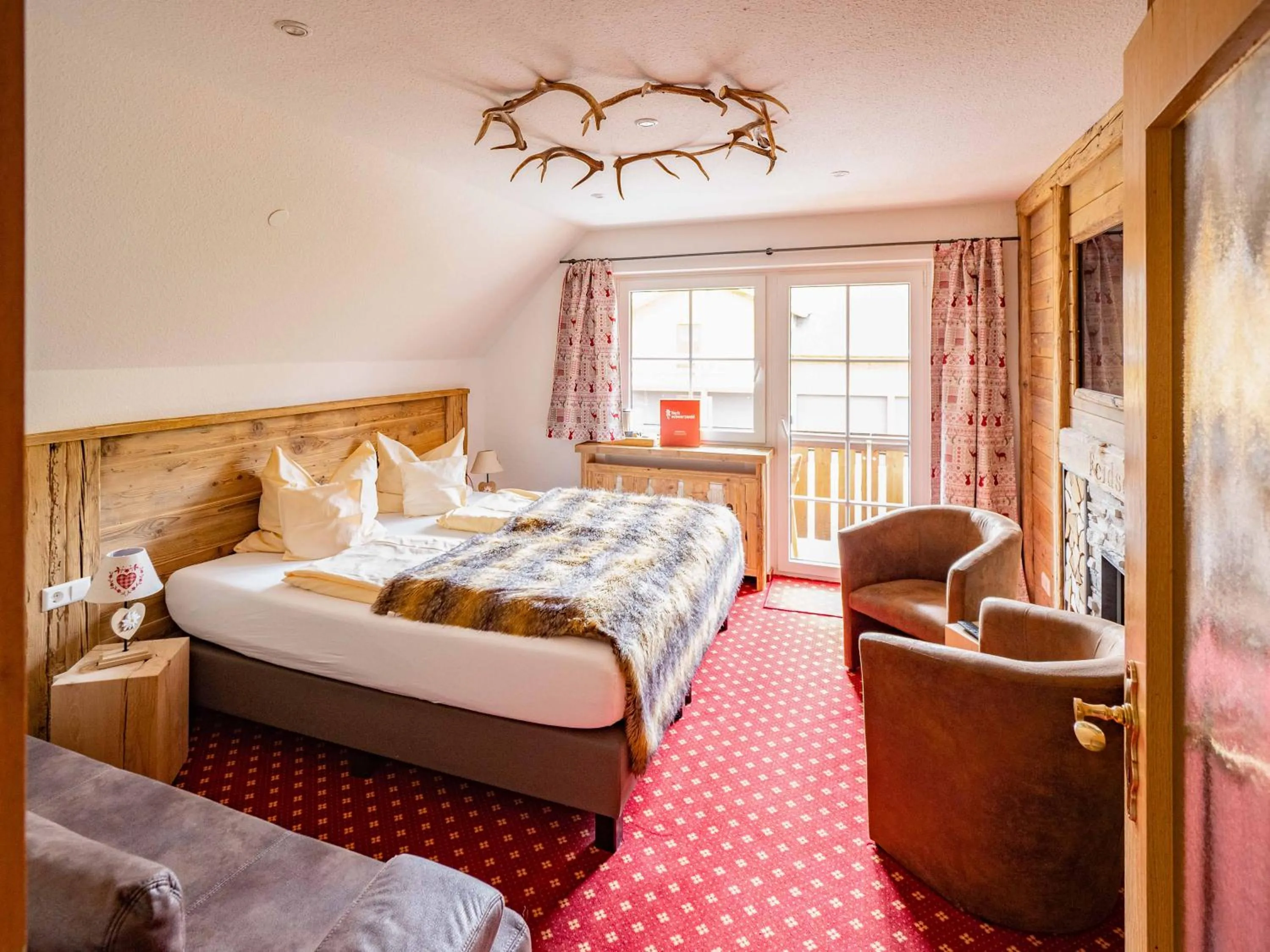 Photo of the whole room, Bed in Hotel & Restaurant Grüner Baum - Die Grüne Oase Am Feldberg