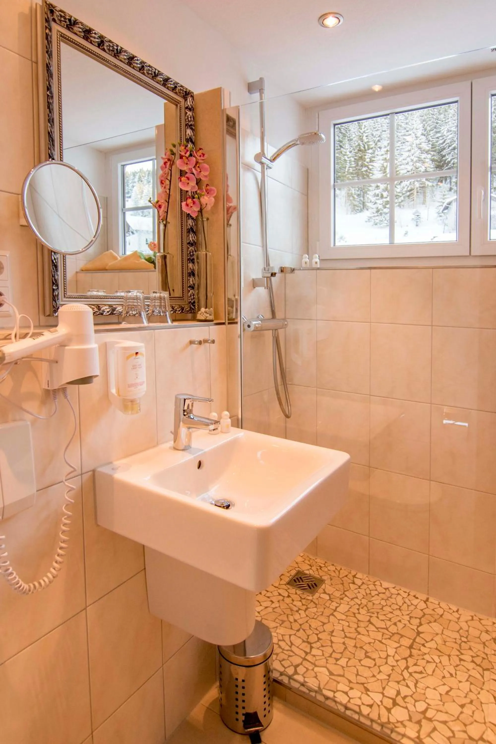 Shower in Hotel & Restaurant Grüner Baum - Die Grüne Oase Am Feldberg