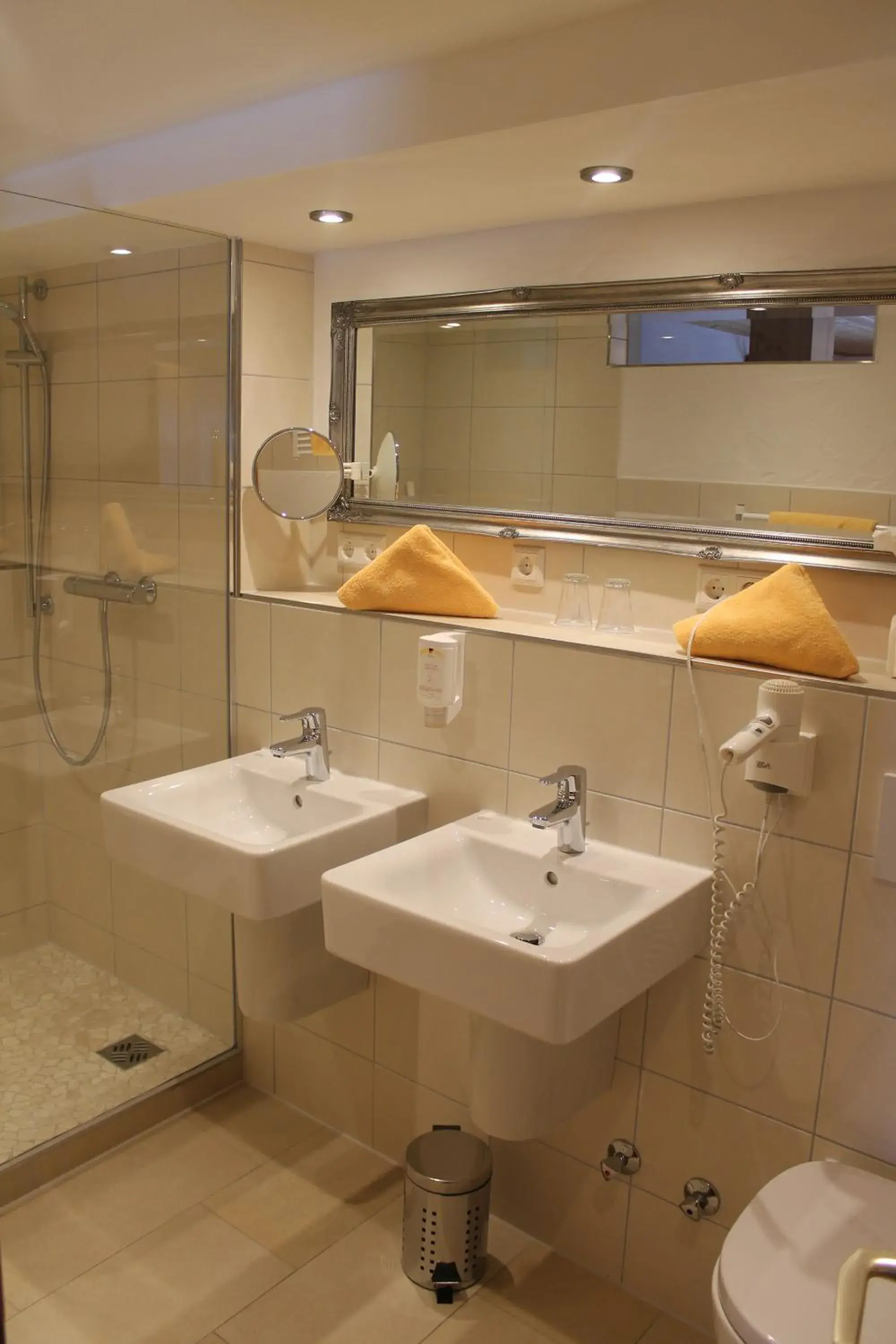 Small Double Room in Hotel & Restaurant Grüner Baum - Die Grüne Oase Am Feldberg Small Double Room in Hotel & Restaurant Grüner Baum - Die Grüne Oase Am Feldberg