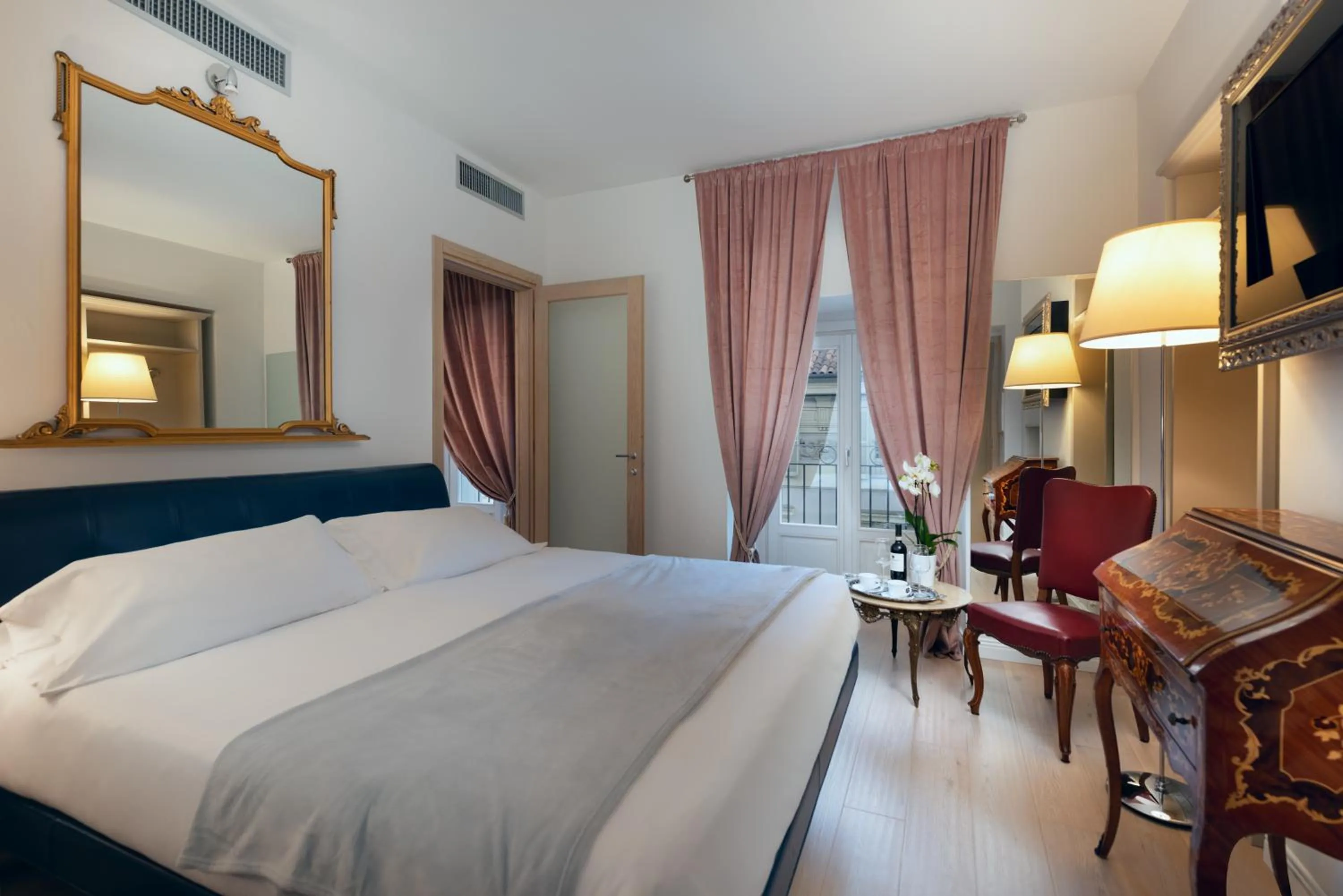 Photo of the whole room, Bed in Corte Realdi Luxury Rooms Torino