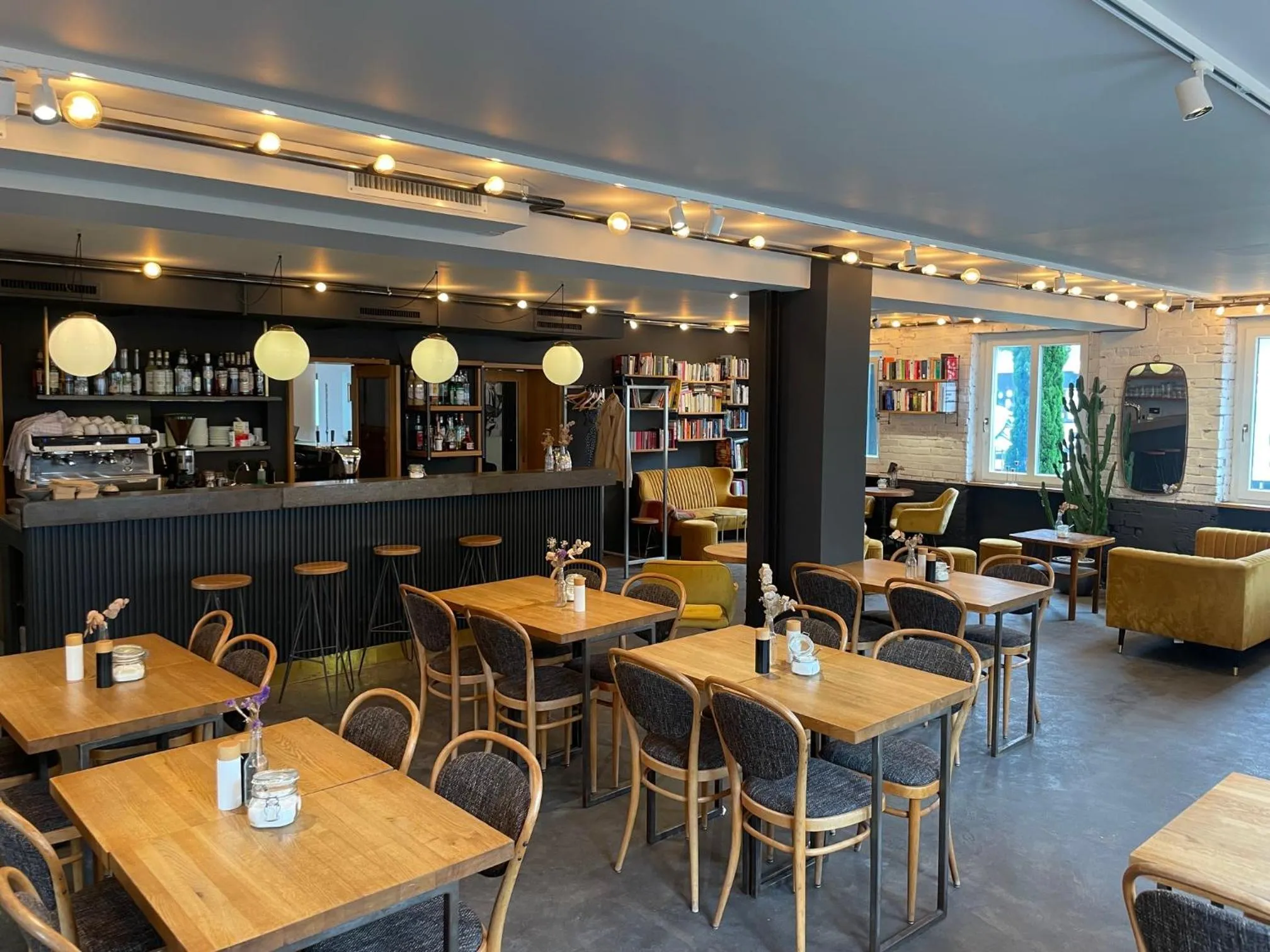 Restaurant/places to eat in Hotel Tari