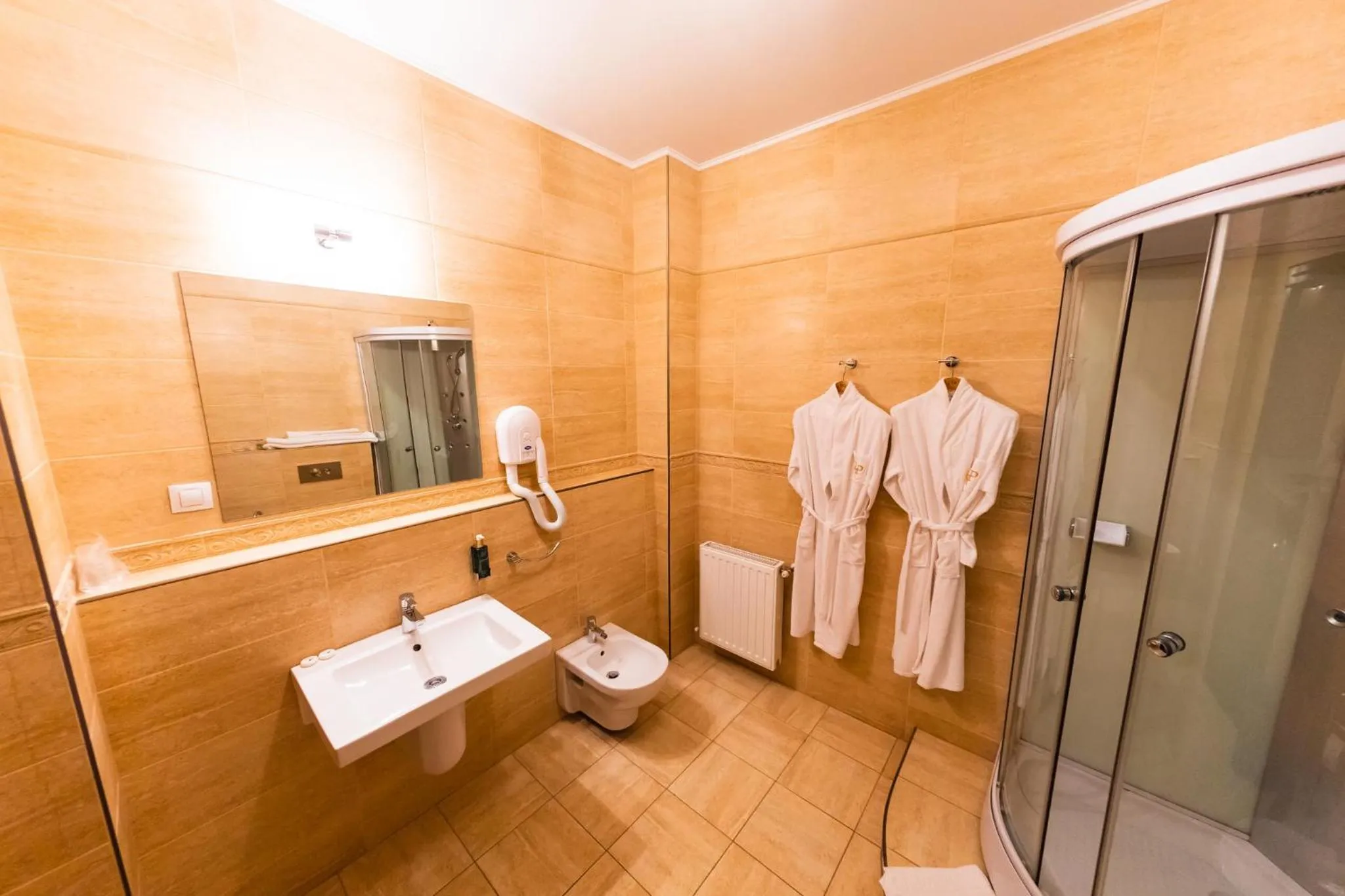 Shower in Daily Plaza Hotel