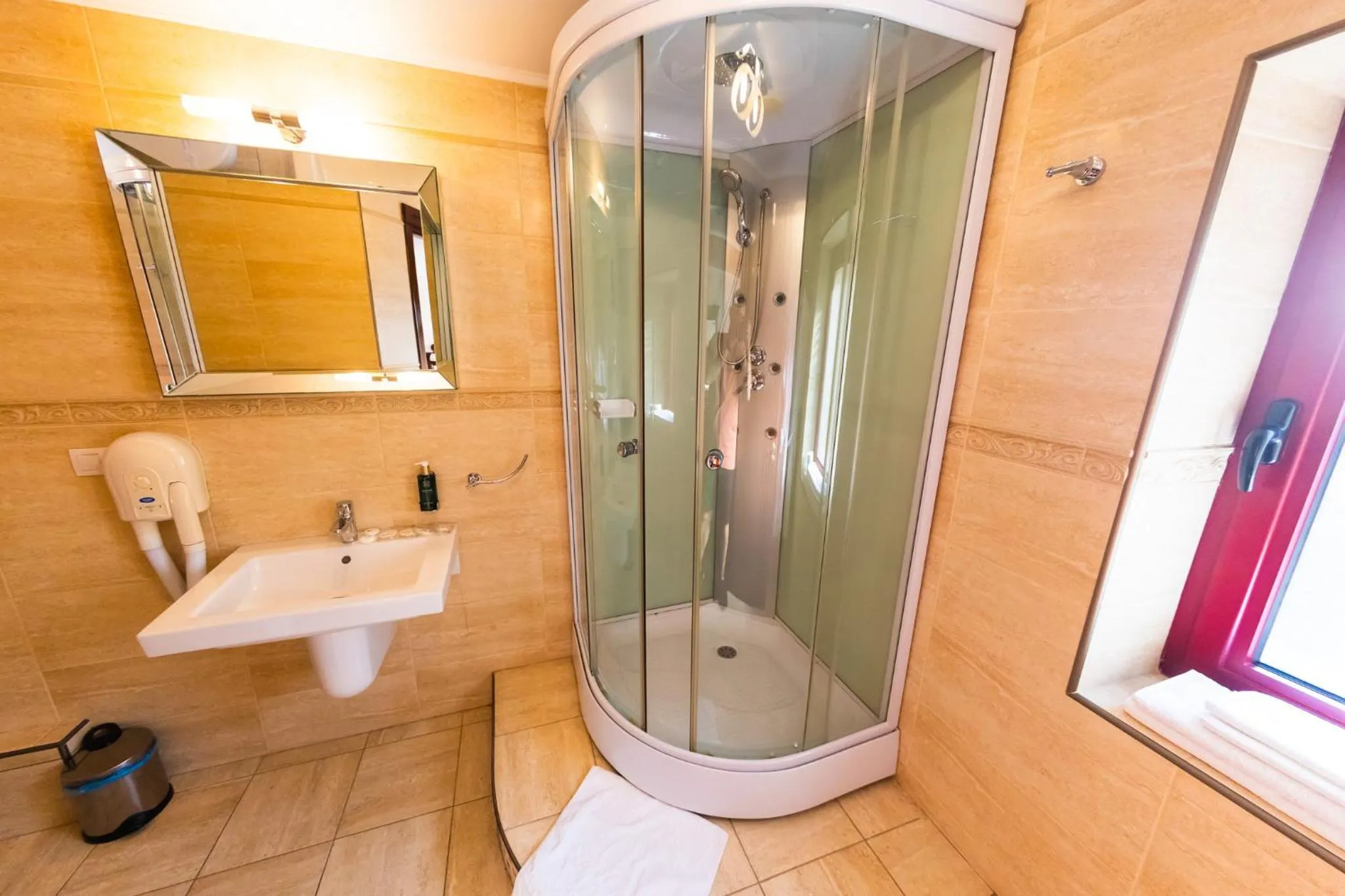 Shower in Daily Plaza Hotel