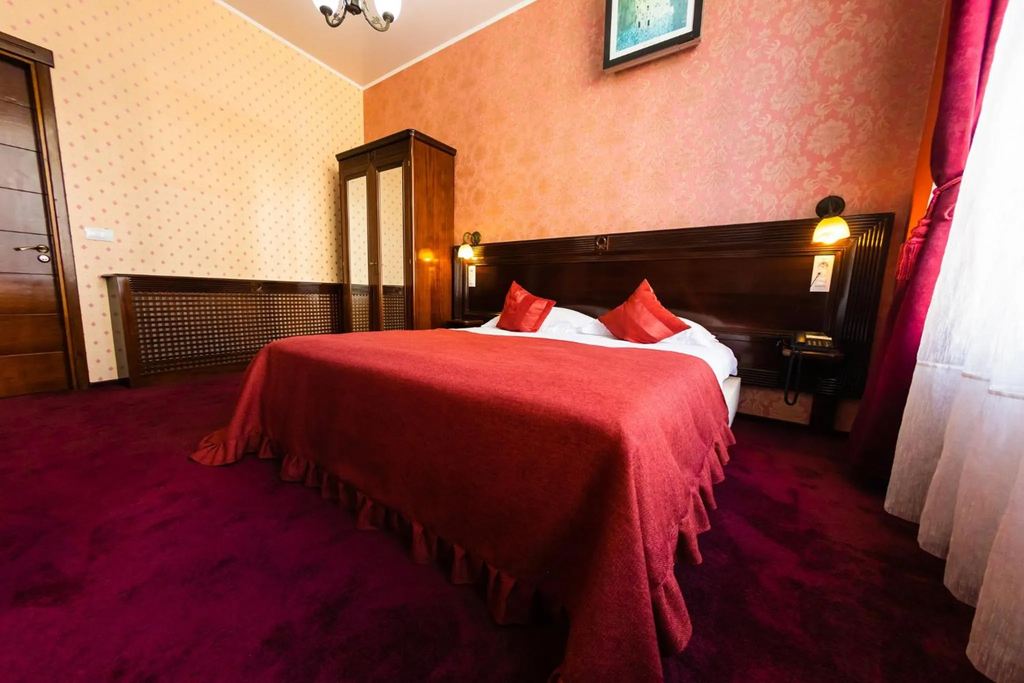 Bed in Daily Plaza Hotel