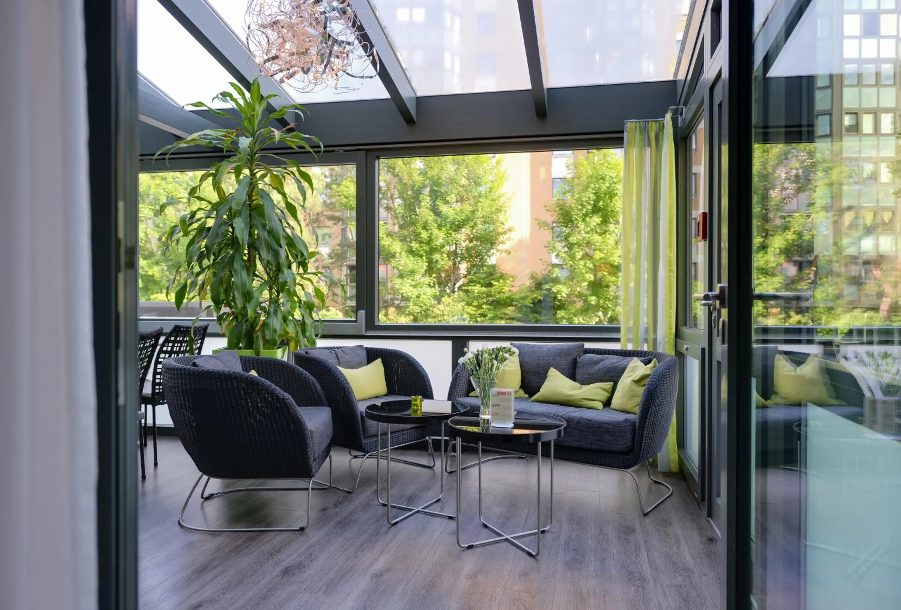 Restaurant/places to eat in Novina Hotel Tillypark