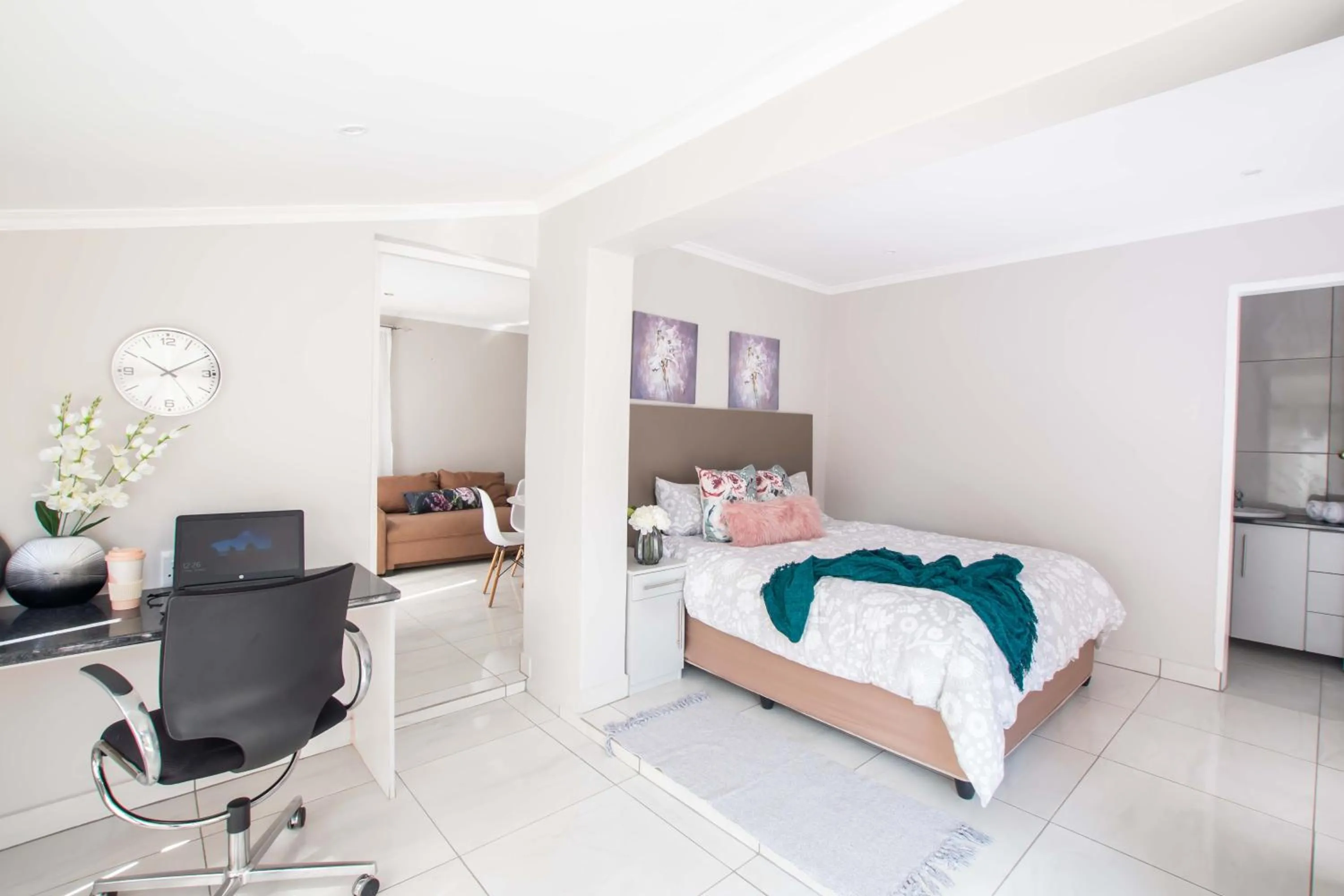 Deluxe Double Room - single occupancy in Prestigious Apartments