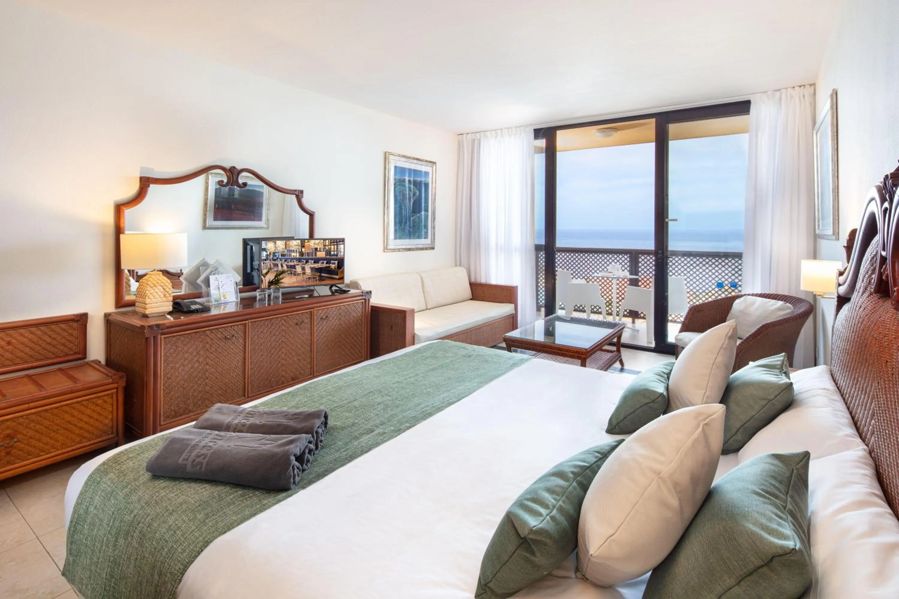 Photo of the whole room, Bed in La Palma Princess