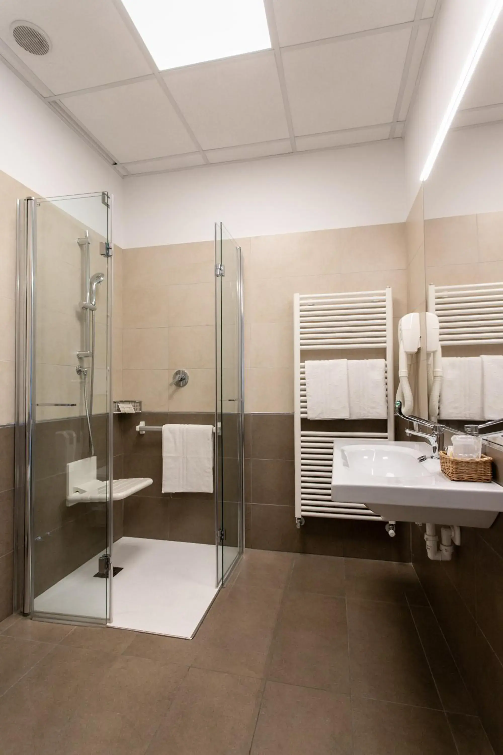 Double or Twin Room - Disability Access in Hotel Venezia e la Villetta Double or Twin Room - Disability Access in Hotel Venezia e la Villetta