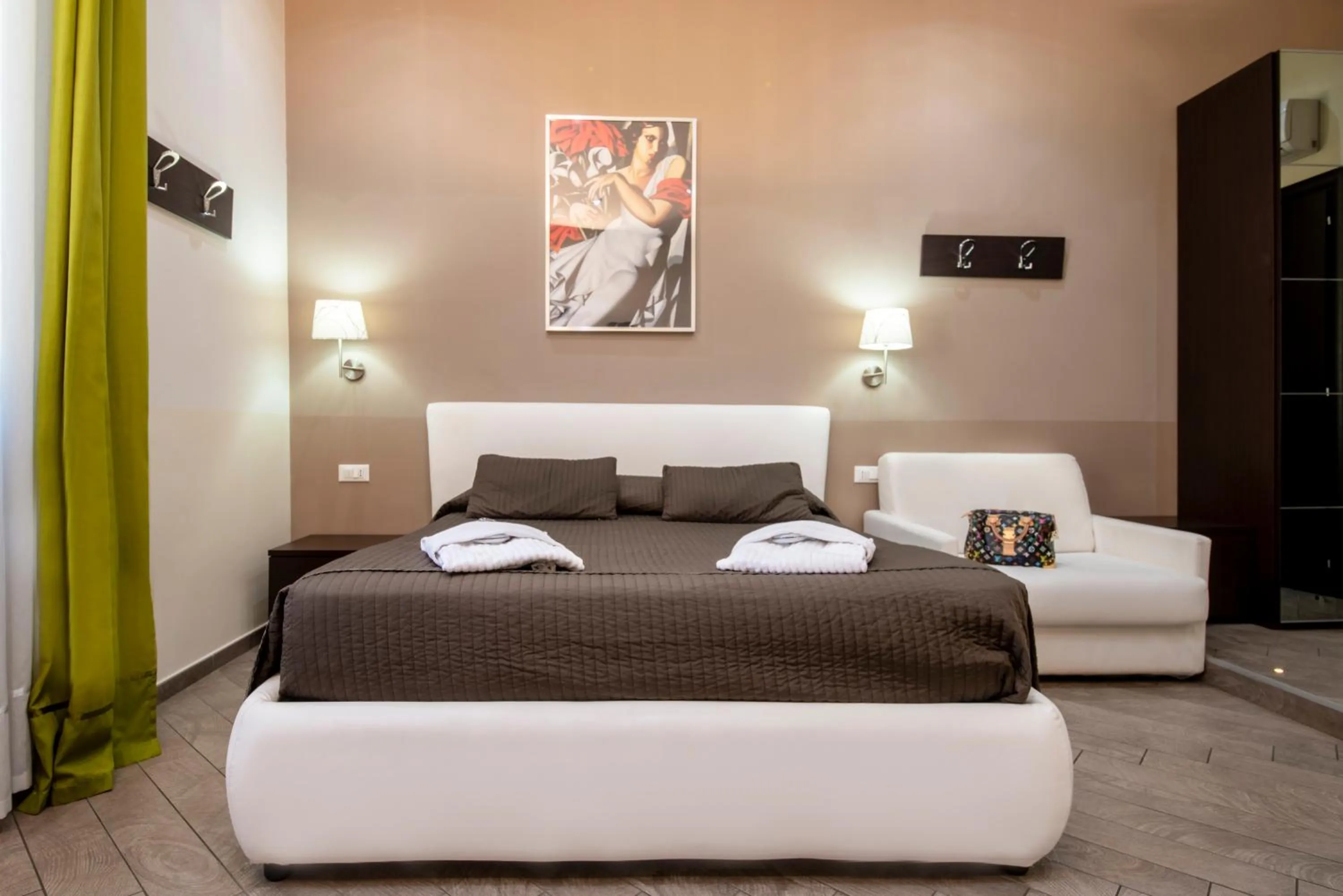 Bedroom, Bed in Rome Kings Suite