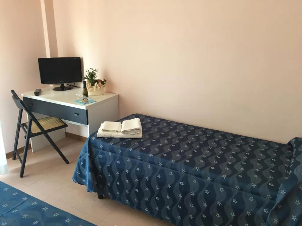 Bed in Hotel Ville De Paris