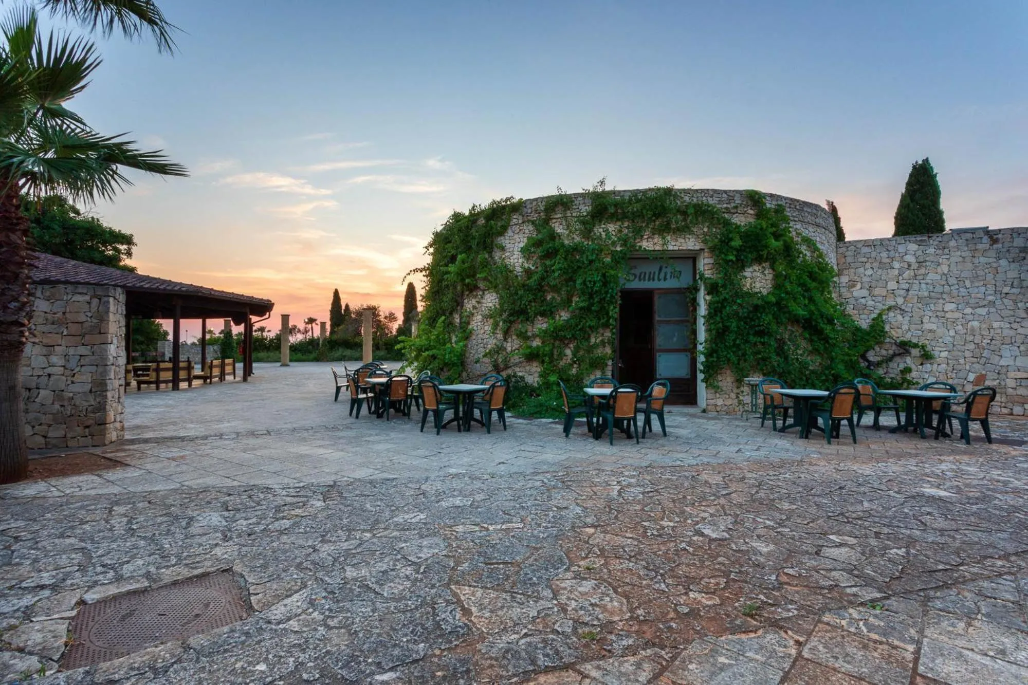 Patio in Antica Masseria Li Sauli