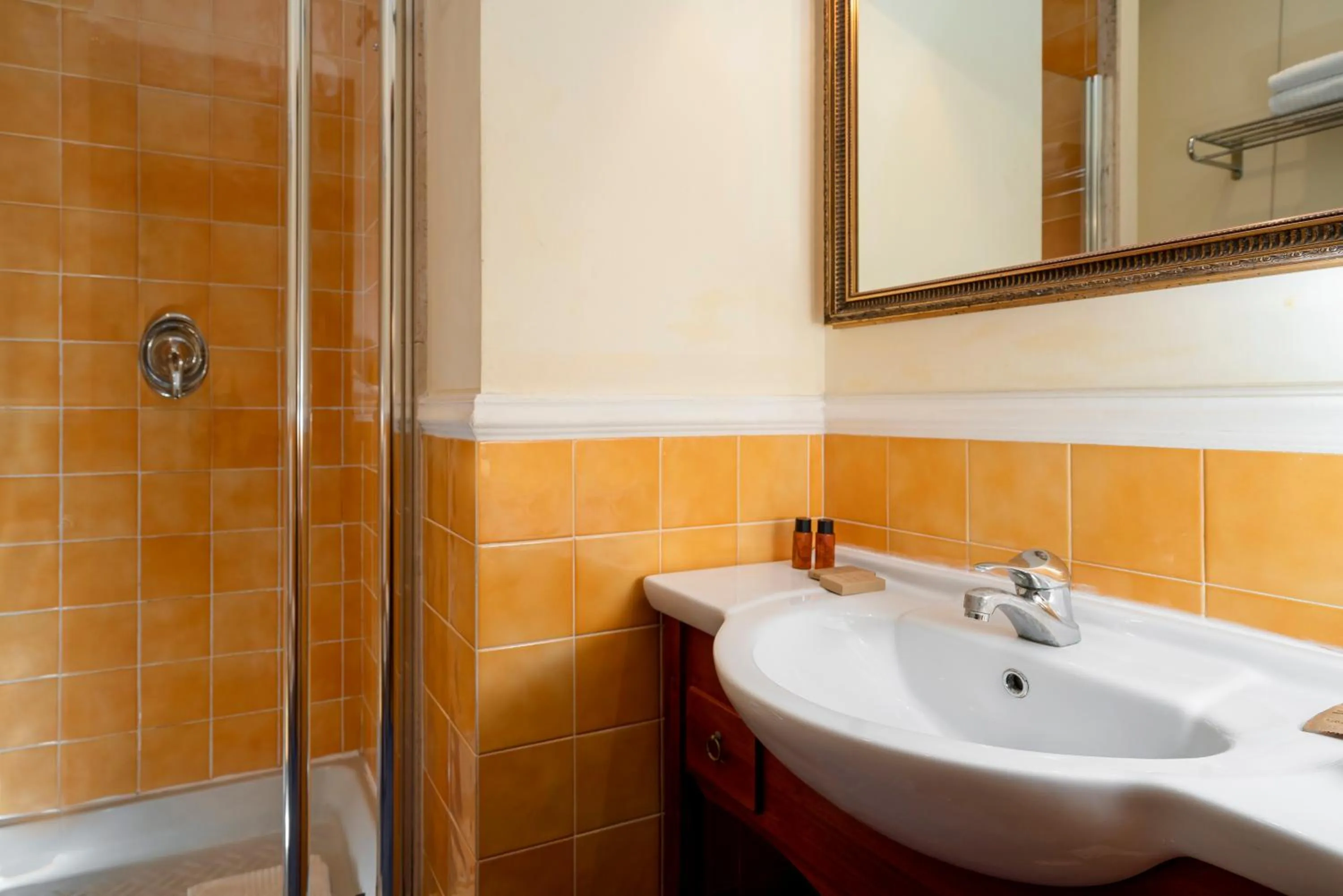 Bathroom in Hotel Oceania