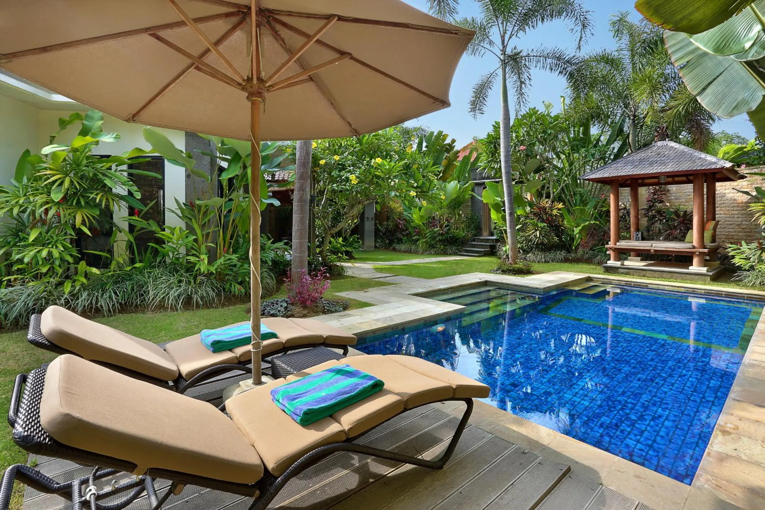 Swimming pool in Askara Villa