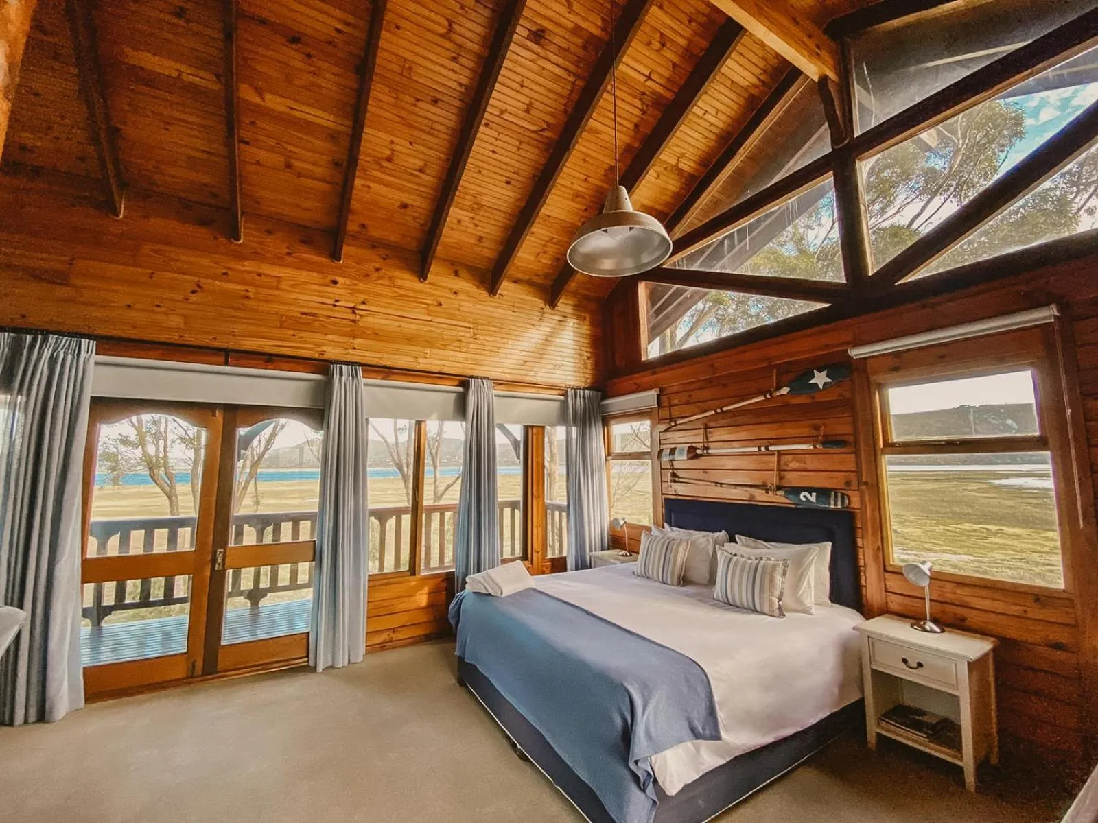 Photo of the whole room, Bed in Oyster Creek Lodge