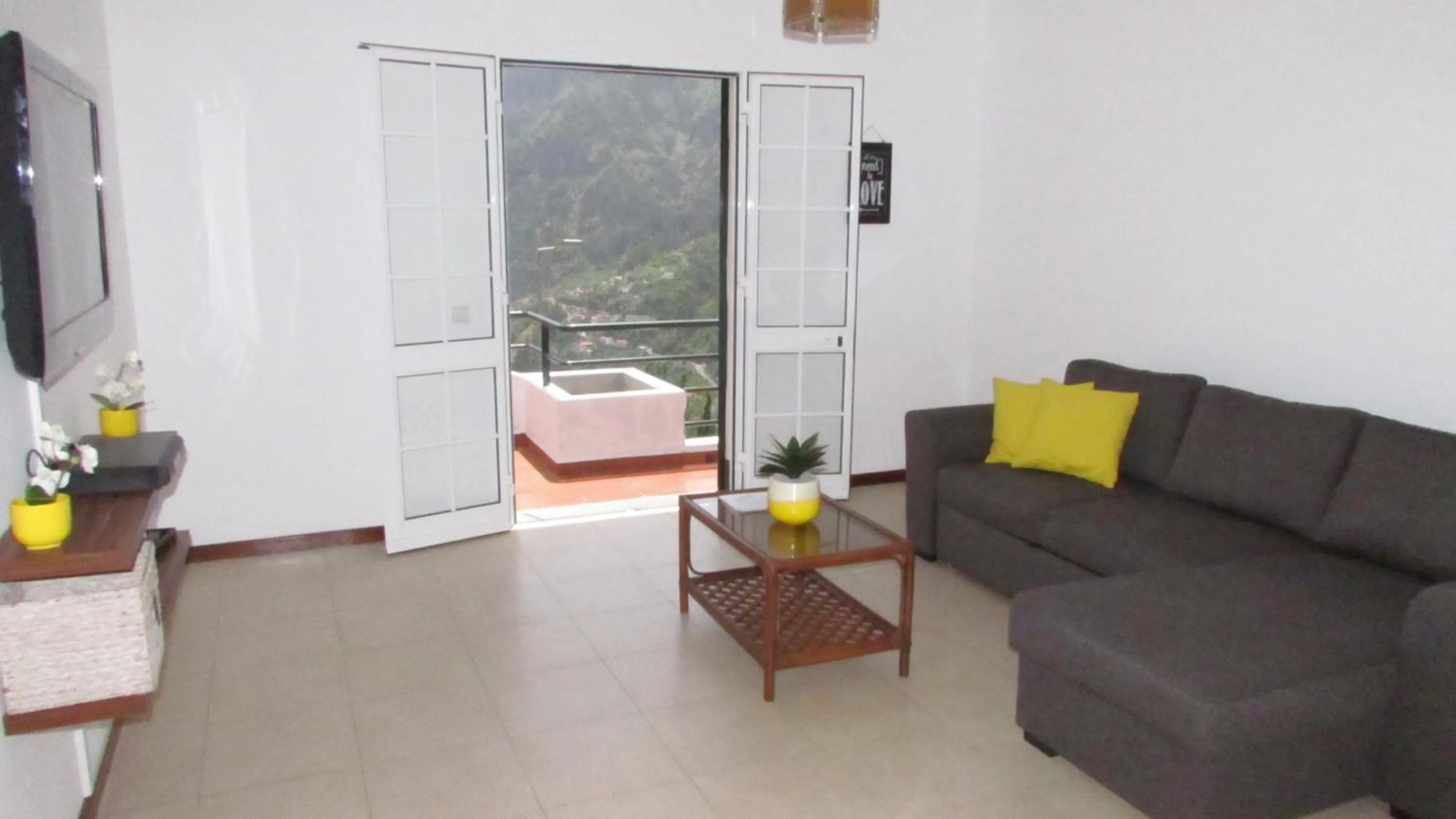 TV and multimedia in Valley of Nuns Holiday Apartments