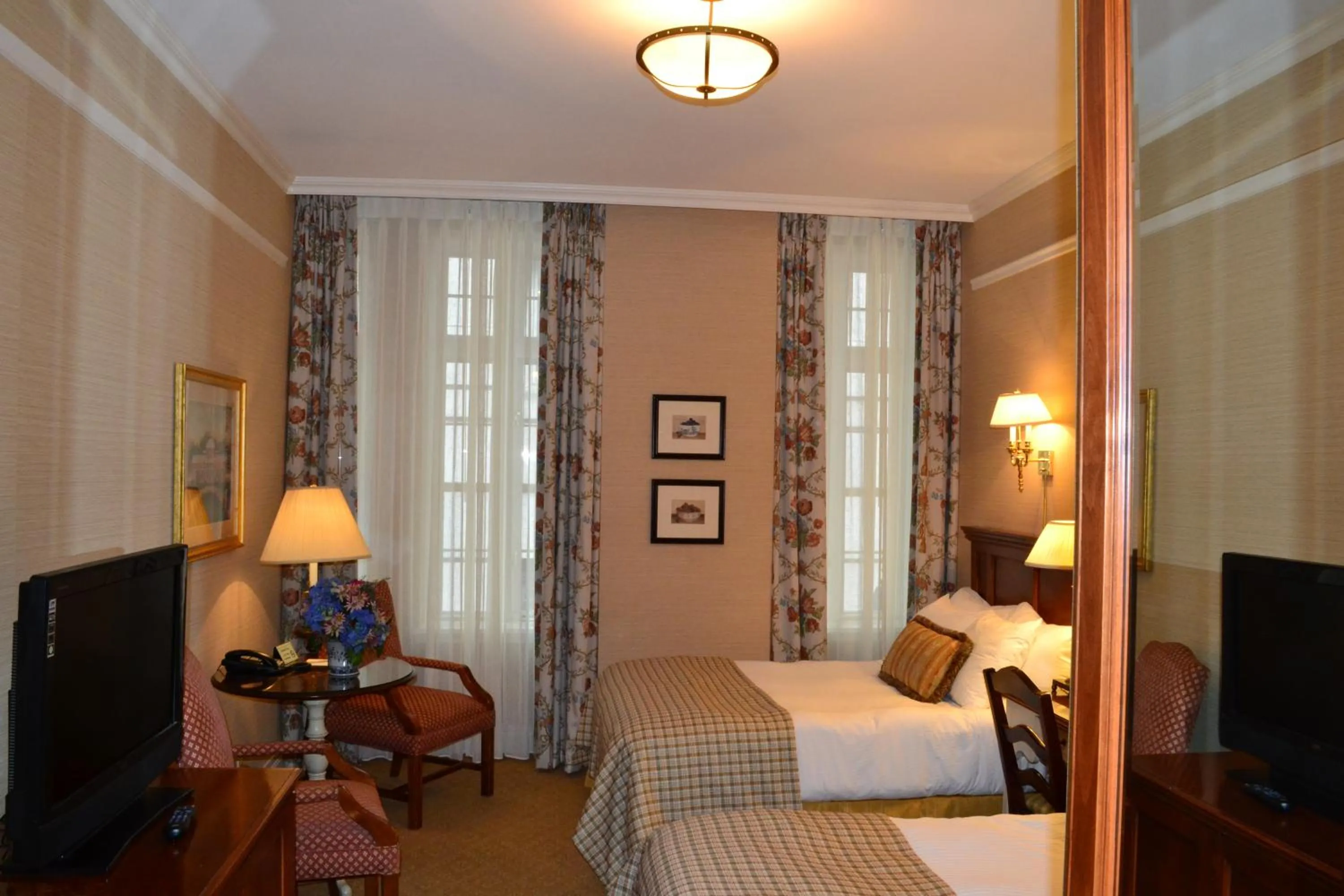 Photo of the whole room, Bed in The Wall Street Inn