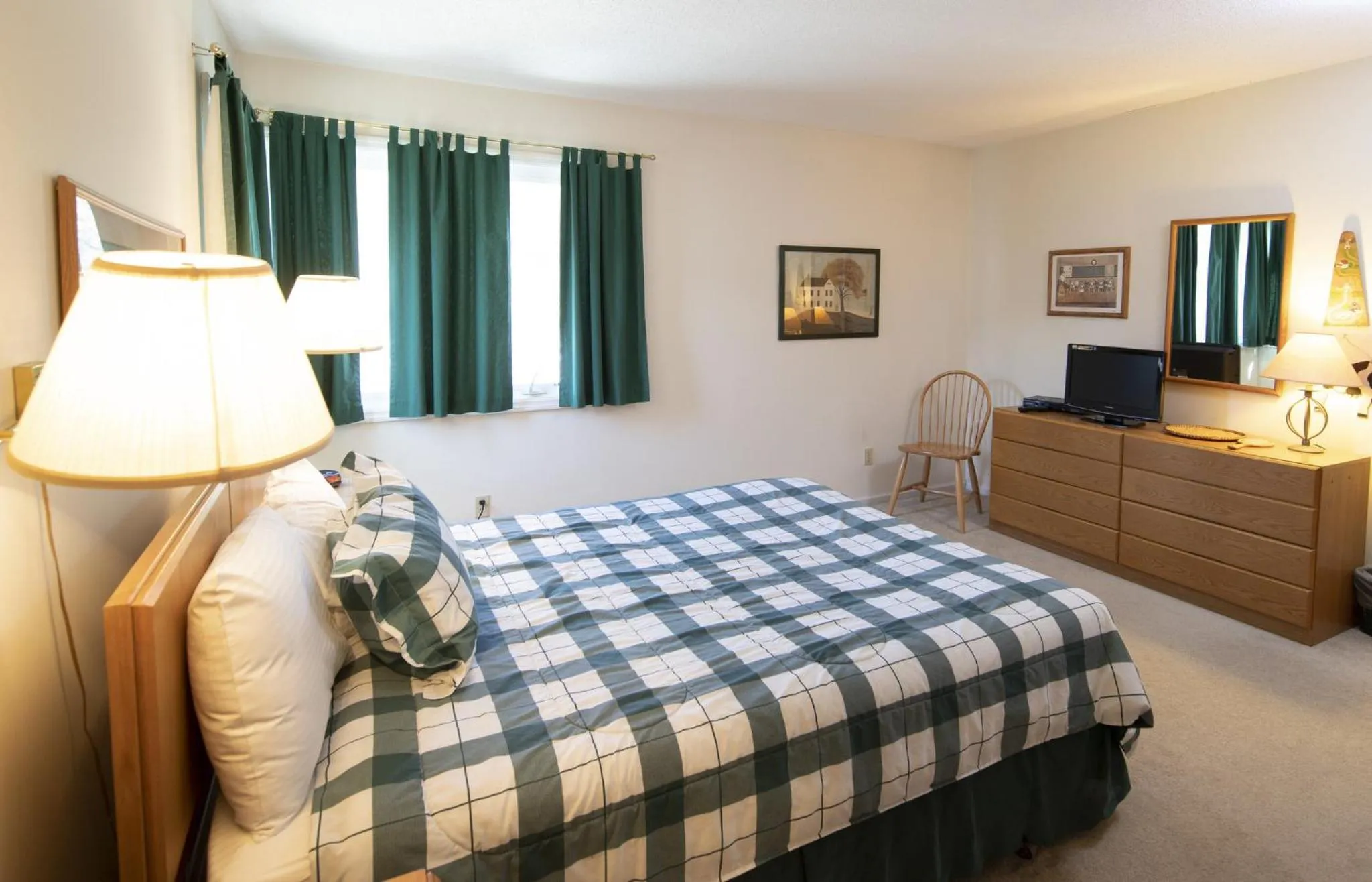 Photo of the whole room, Bed in Okemo Mountain Lodging